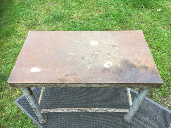 Table vintage en métal provenant d’un atelier industriel à relooker