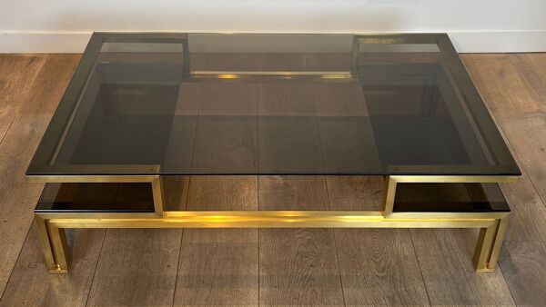 Table basse moderniste en laiton et plateaux de verre fumés de Guy Lefèvre pour la Maison Jansen