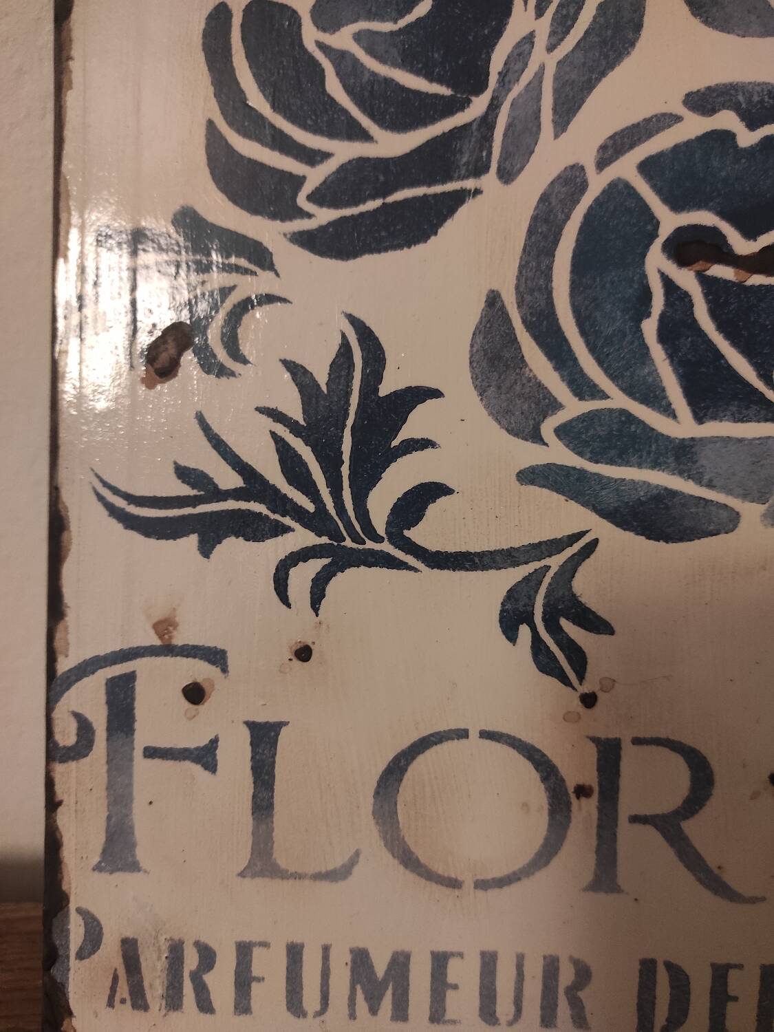 Enameled plaque-style wall decoration