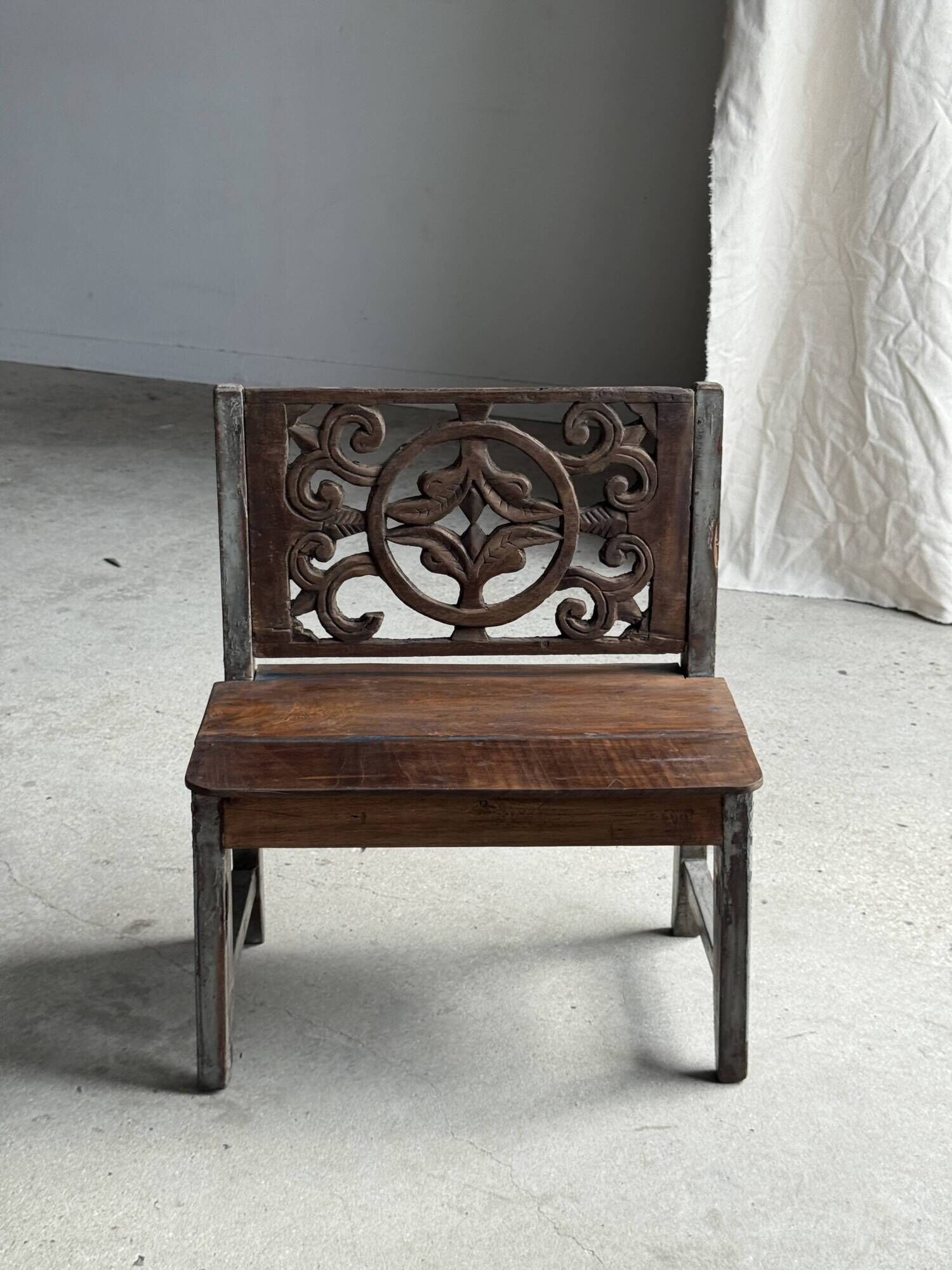 Mini banc à dossier sculpté à motif de rosace et volutes H59 L51