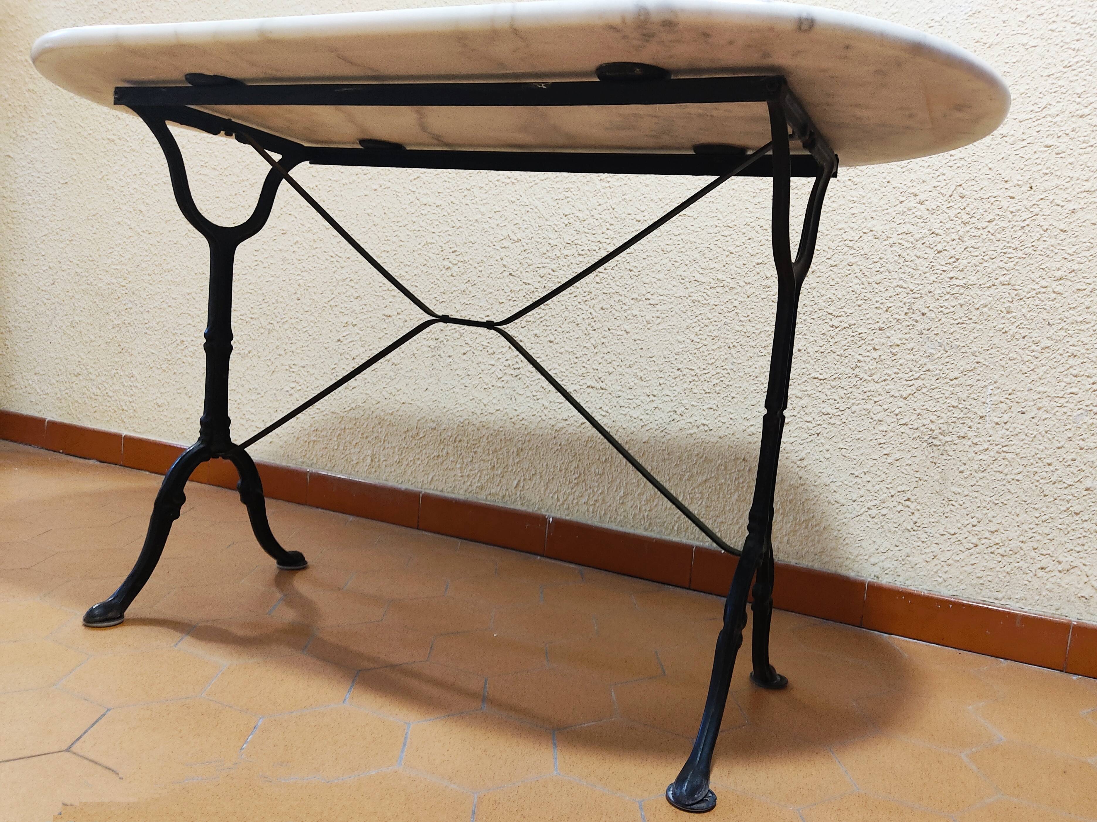 Table ovale en marbre carrare (fixée) et deux chaises en fonte