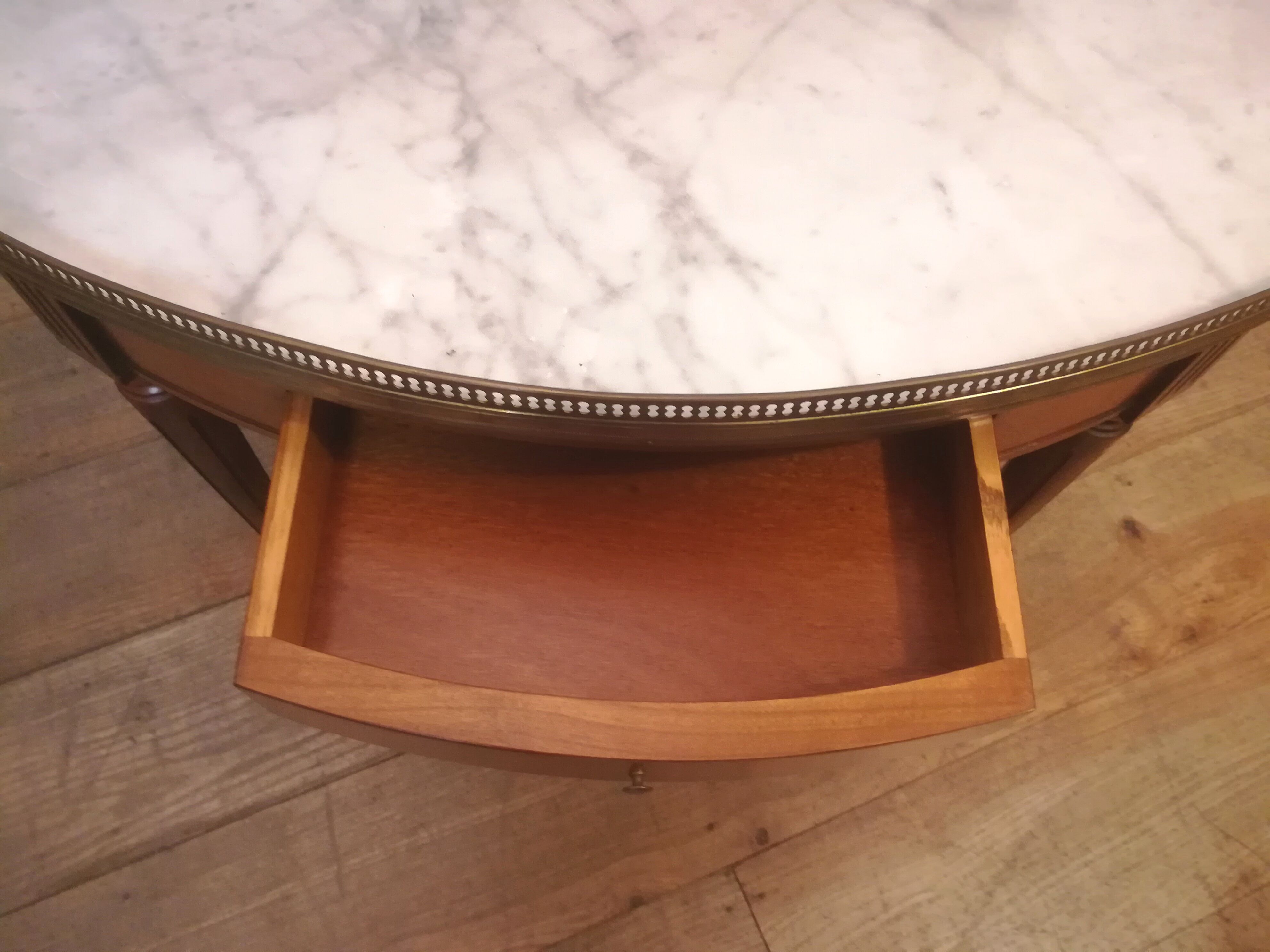 Oval hot water table in cherry and marble