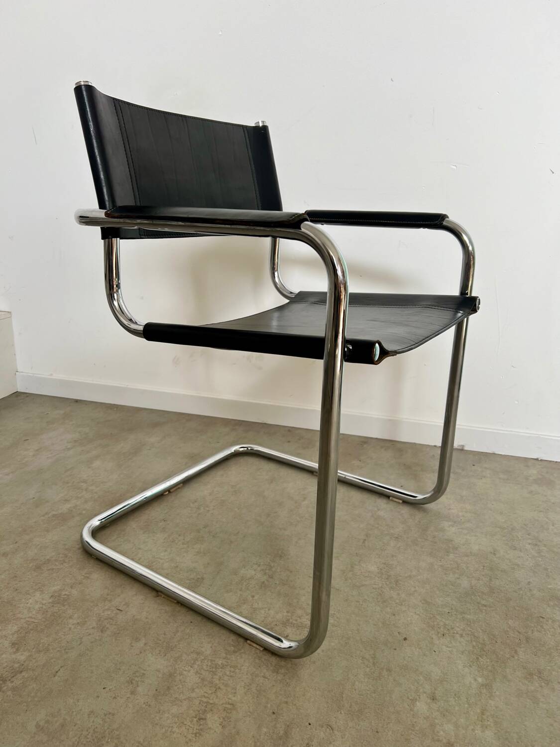 Lot of 5 tubular metal and black leather chairs MG5 GRassi style 70s Bauhaus style