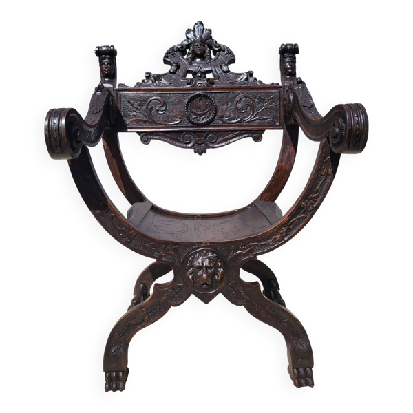 Fauteuil curule Dagobert ''Grandes Découvertes'' en noyer sculpté (XIXe siècle)