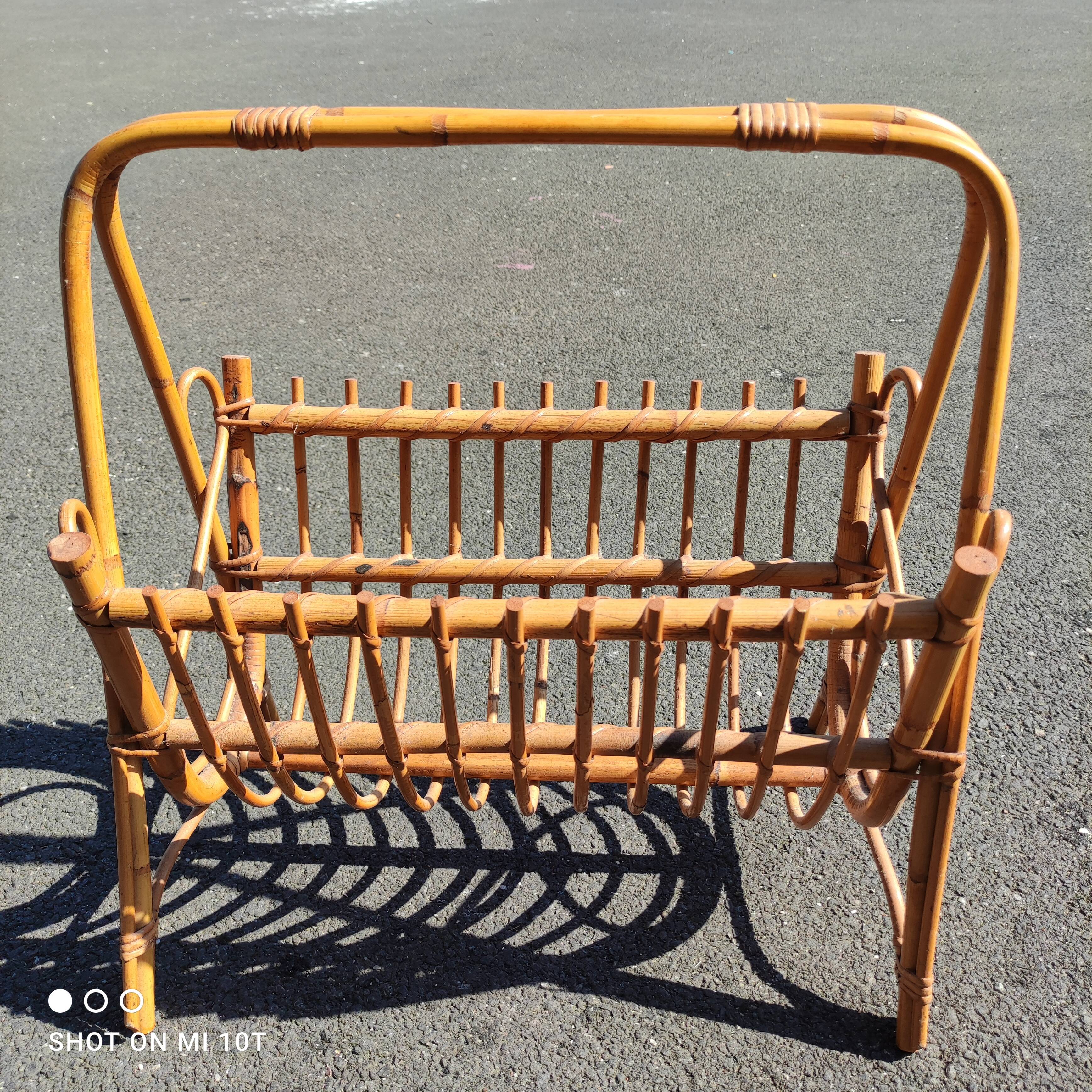 Porte revue vintage en rotin