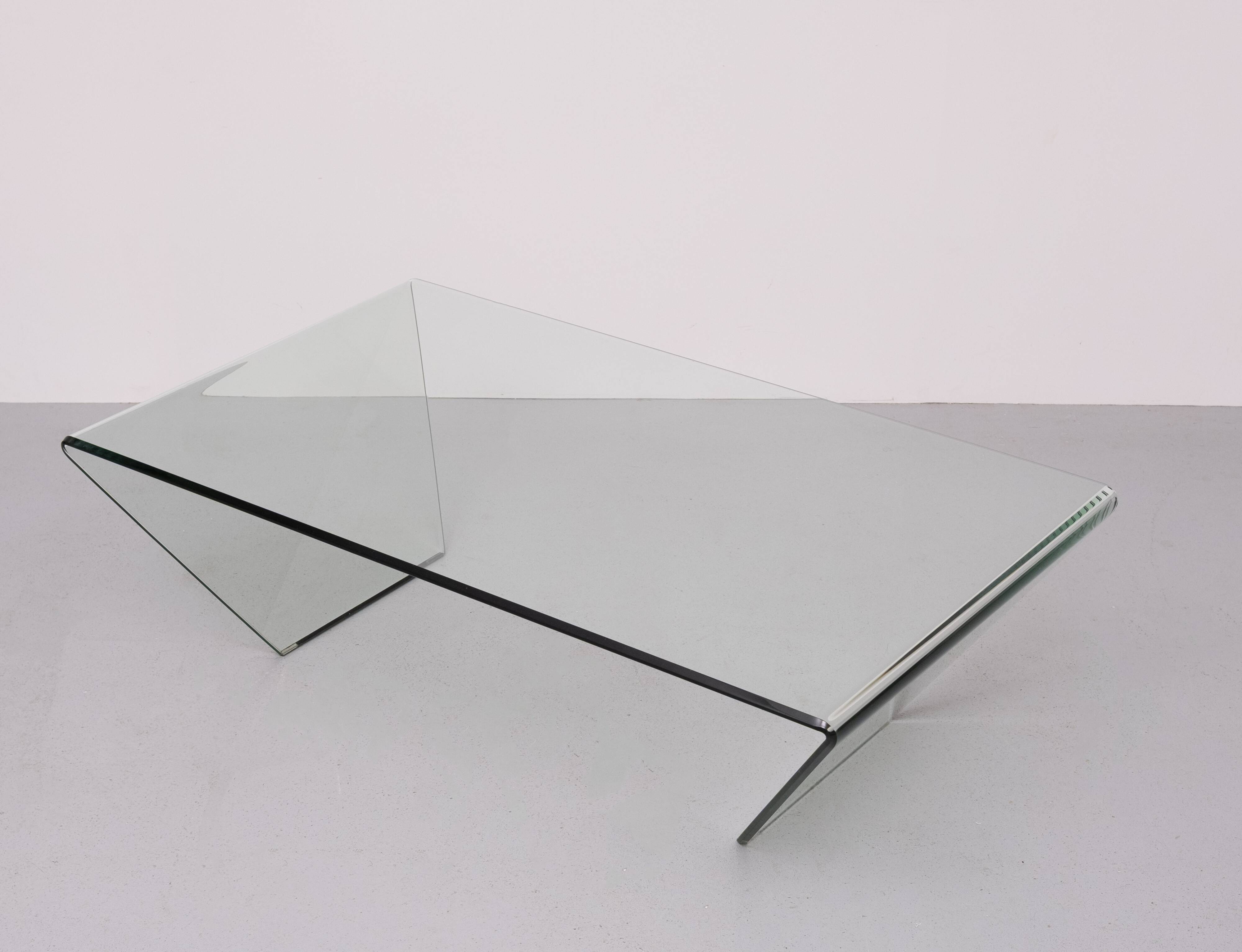 curved Glass coffee table 1980s Italy