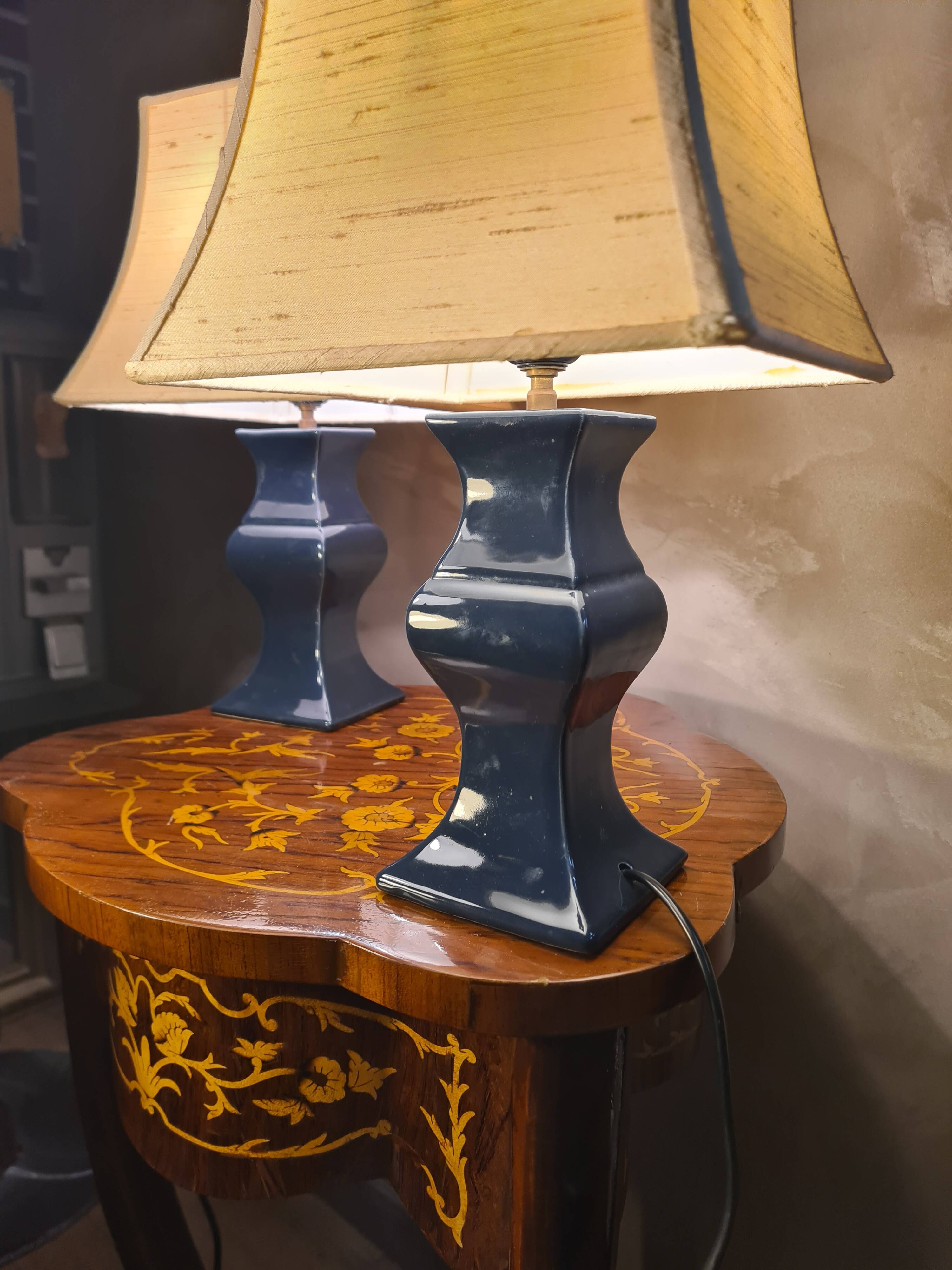Paire lampes chevet ceramique bleu marine abat jour style lin legere traces
