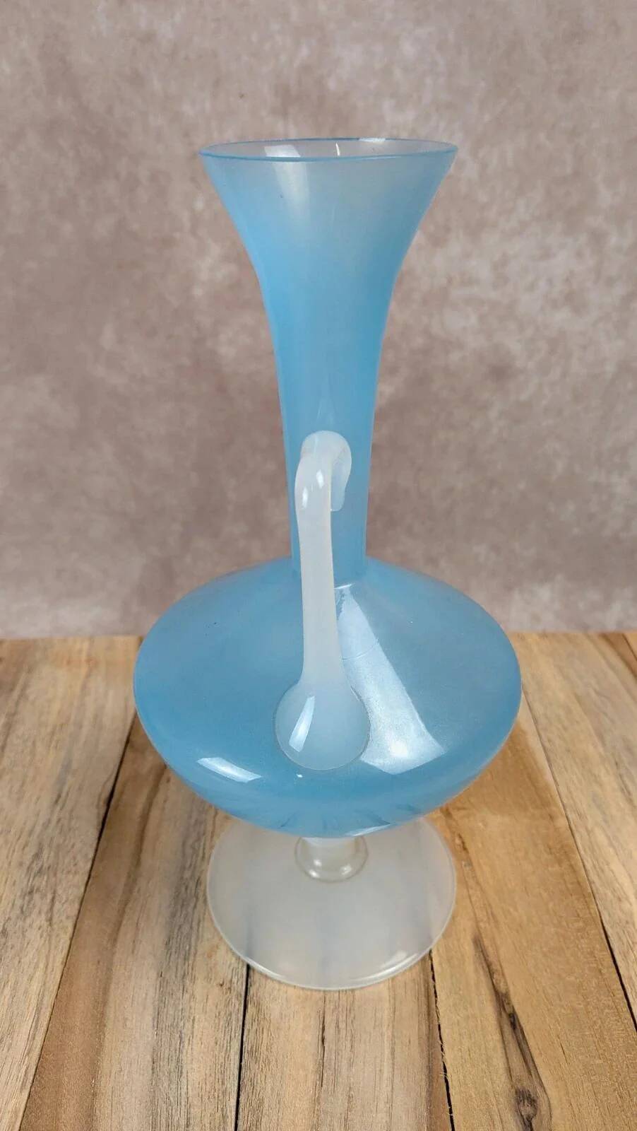 Vase en opaline bleue sur pied – vintage