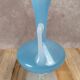 Vase en opaline bleue sur pied – vintage
