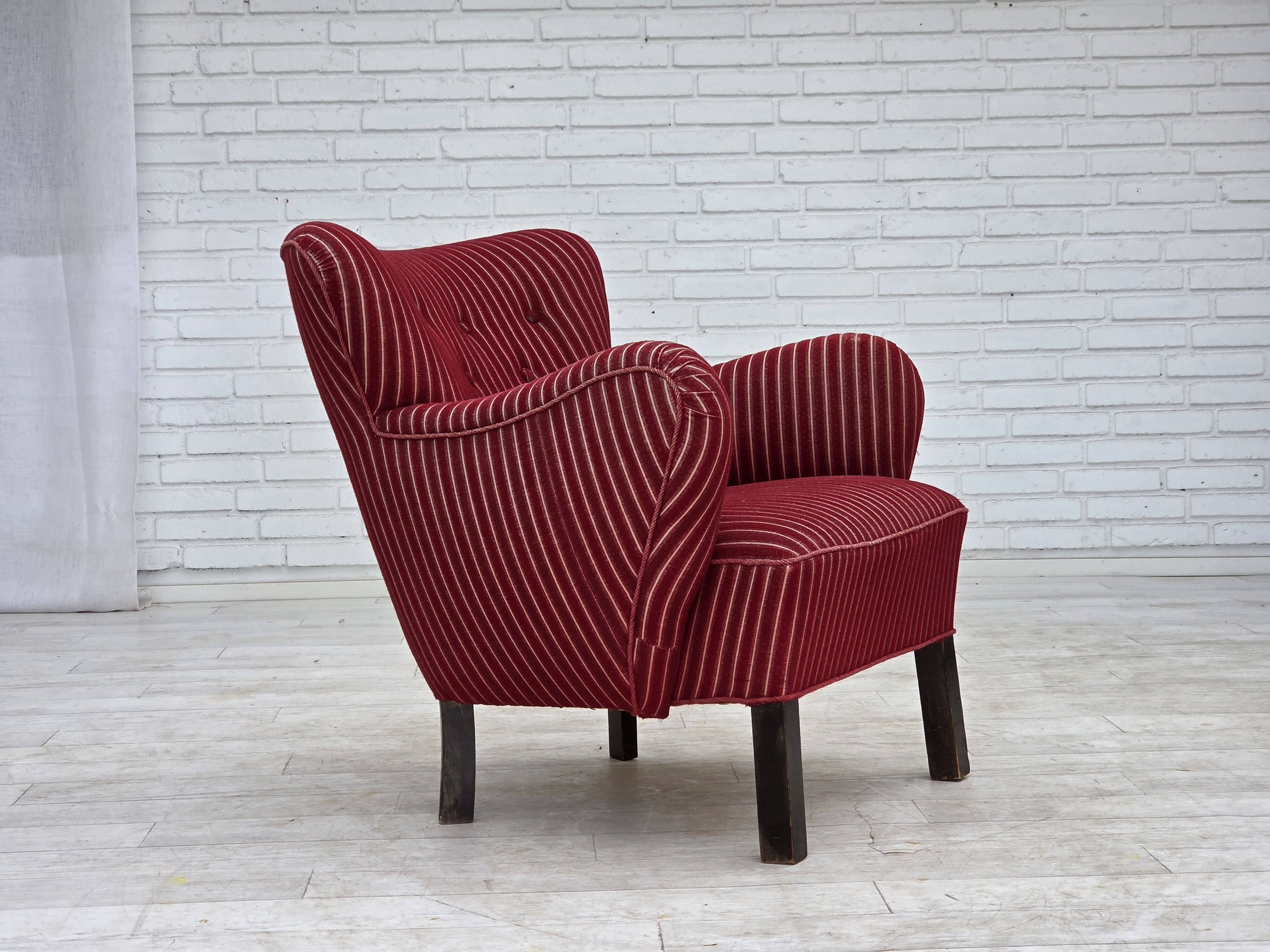 Fauteuil danois des années 1960, en laine de meuble rayée rouge, pieds en bois de chêne.