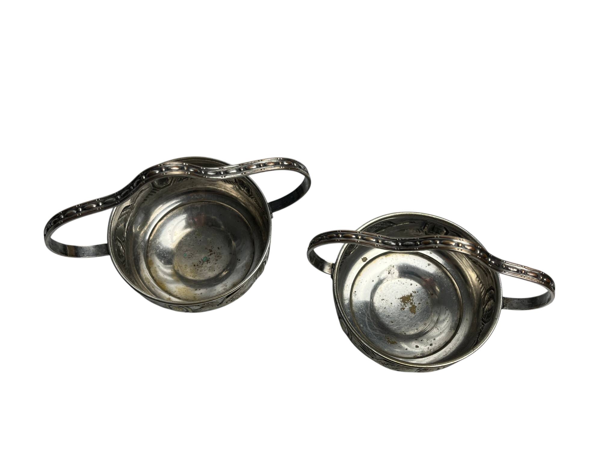 Art Deco pair of basket-shaped bowls with handles, silver-plated, circa 1940.