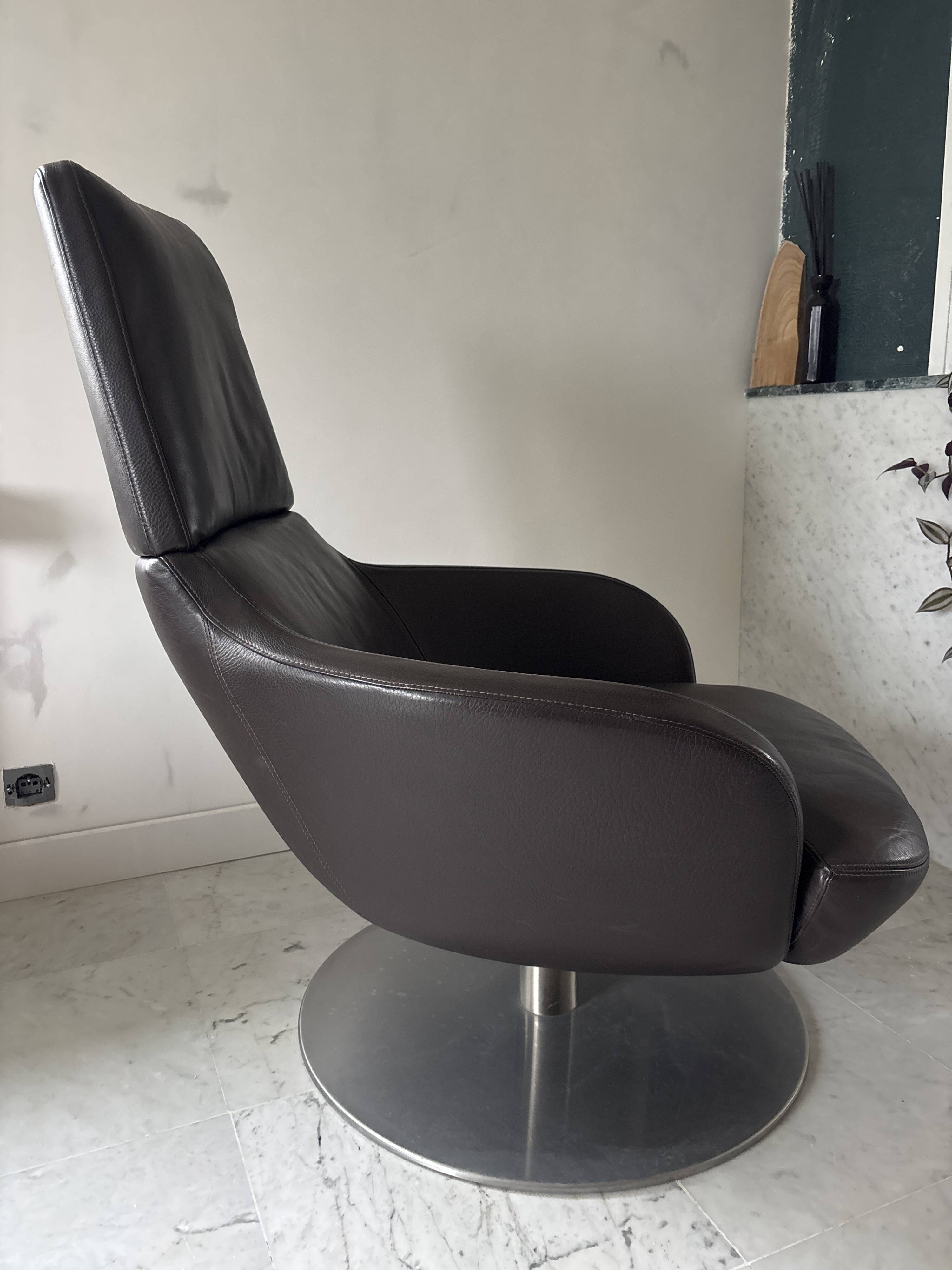 Swivel chair