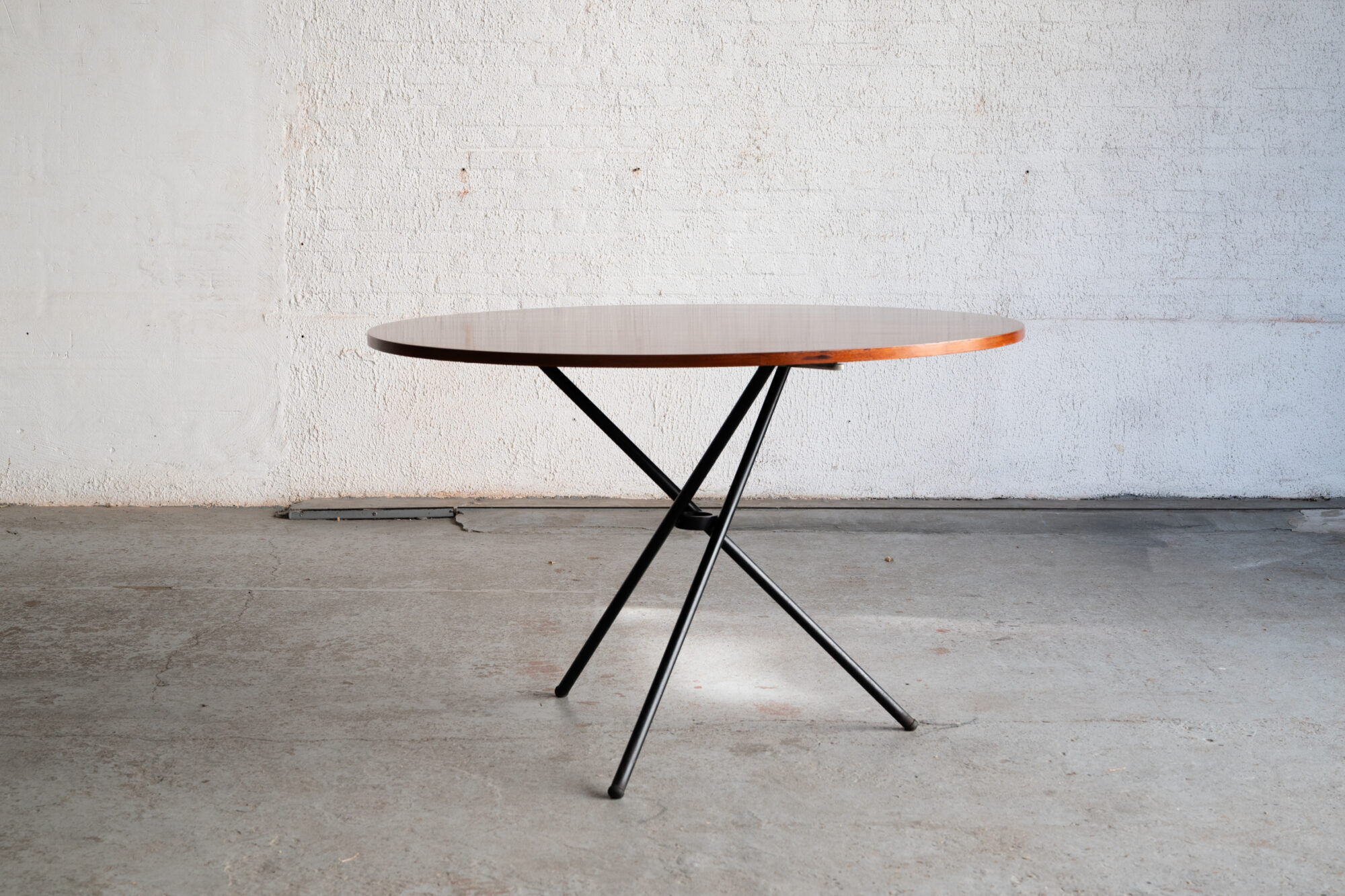 Table ronde élévatrice par Jürg Bally