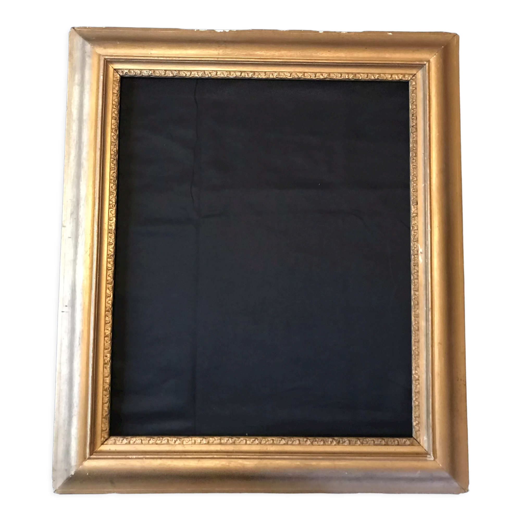 Wooden frame decorated with a frieze.