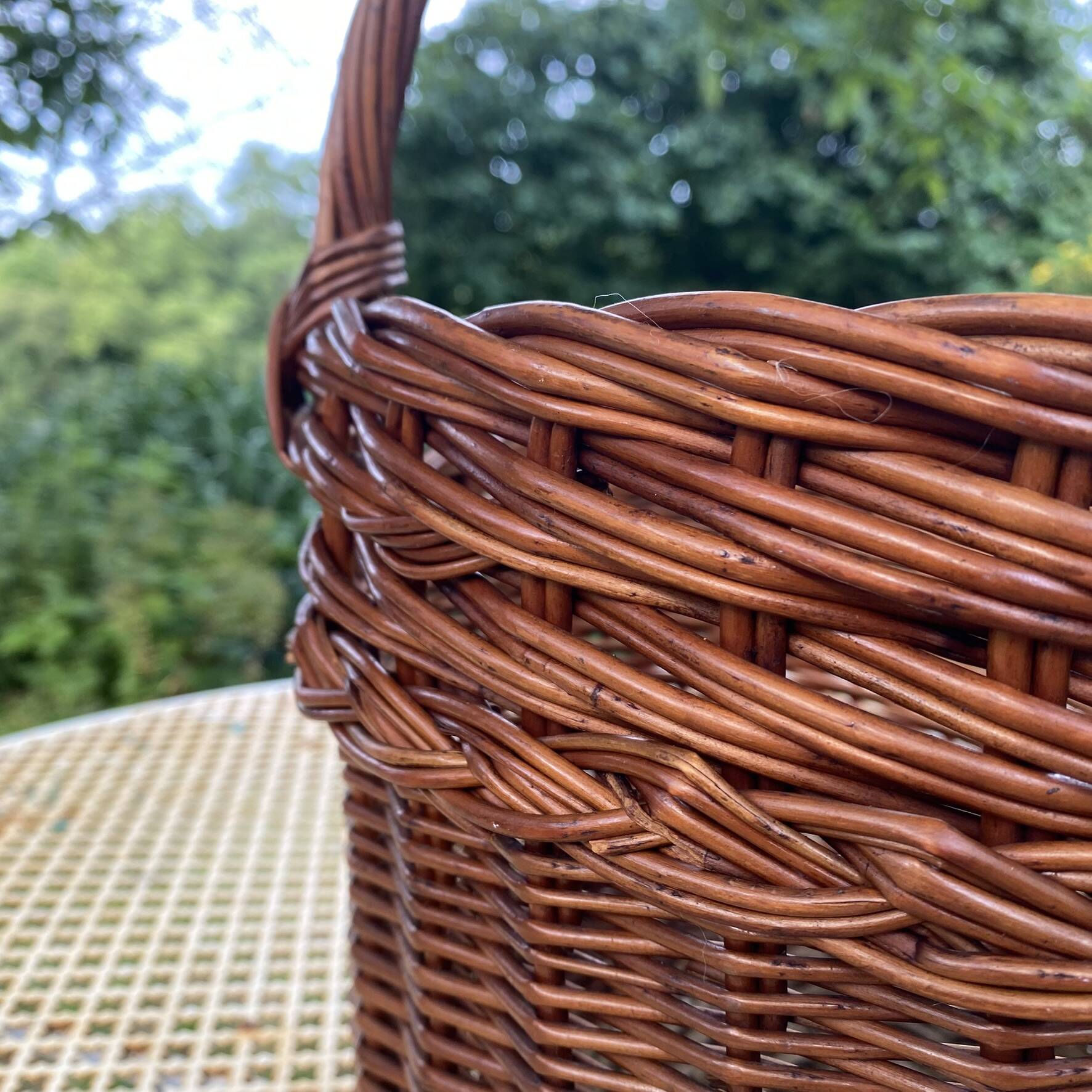 Woven wicker round basket