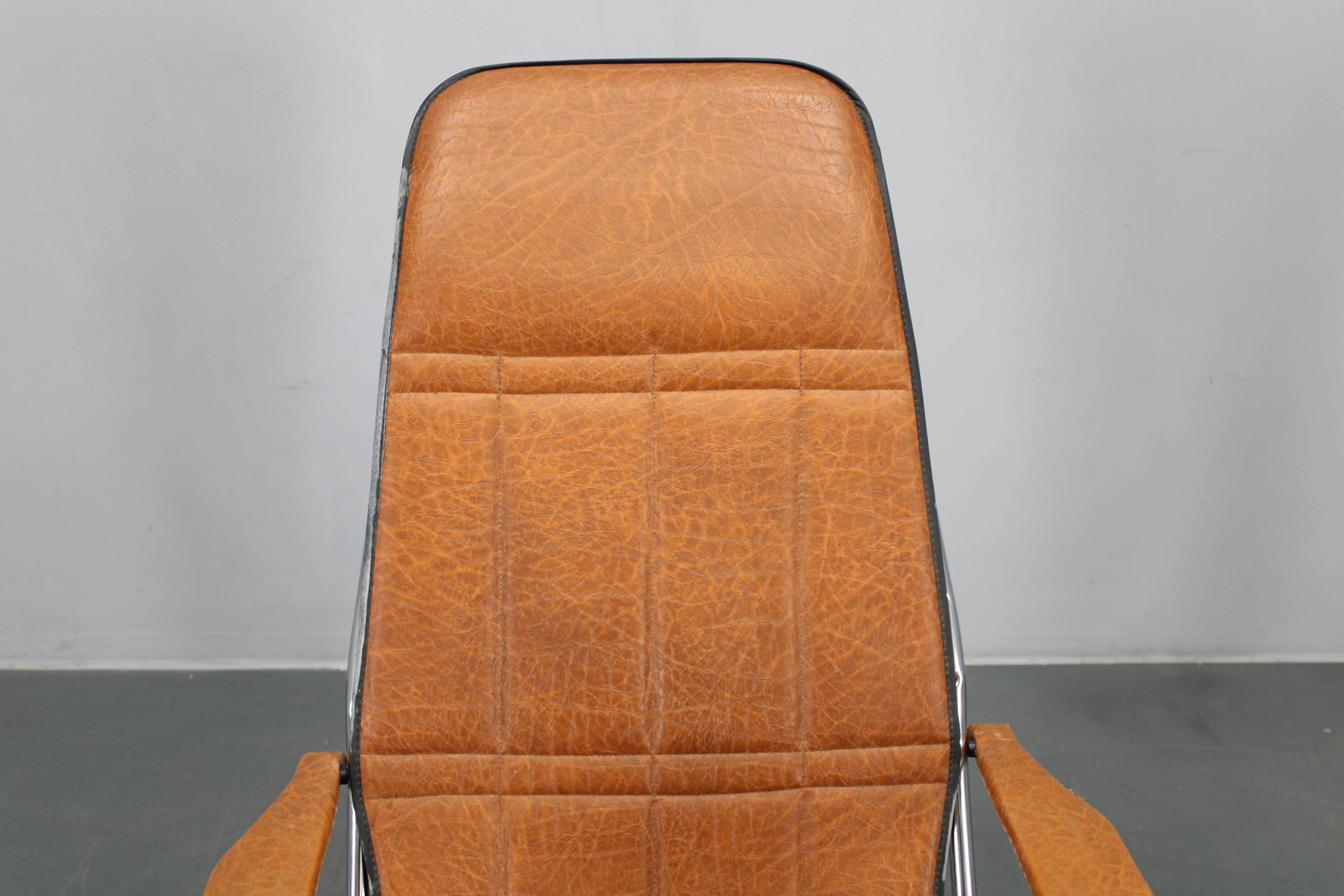1970s Italian folding lounge chair with leatherette upholstery