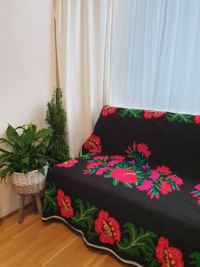 Vintage floral sofa cover, bedspread made by hand 200x150cm in Romania