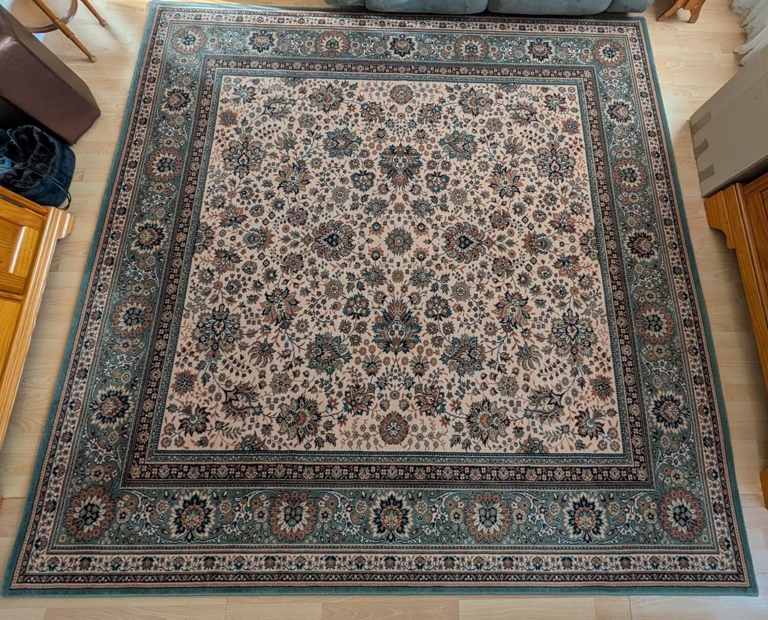 Large oriental wool rug – 240 × 240 cm – timeless elegance
