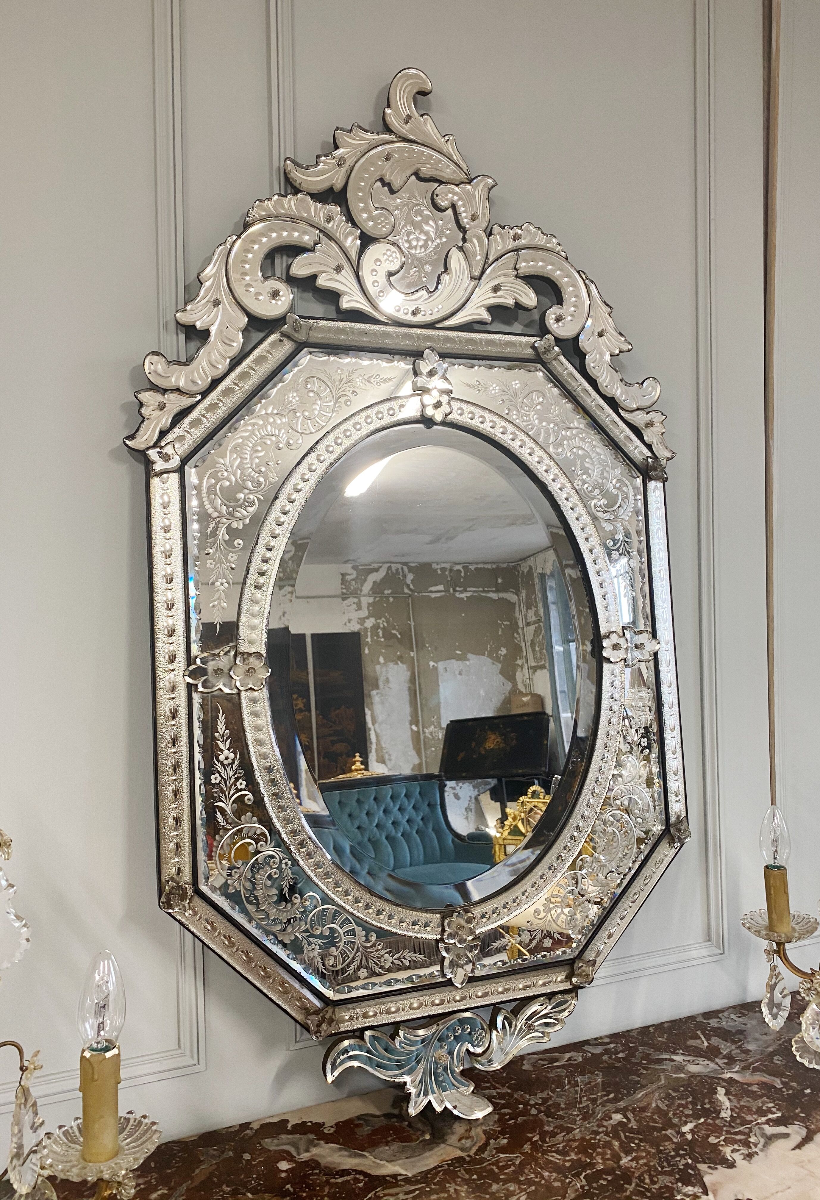 19th century Venitien mirror in bevelled and engraved glass