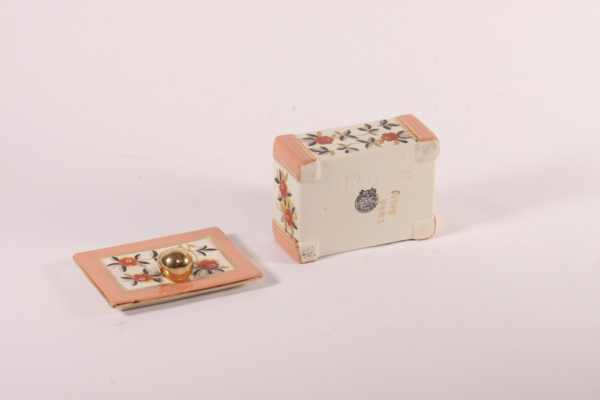 Bonbonnière en porcelaine de Raymond Chevalier pour Boch la Louvière, Belgique des années 1930.