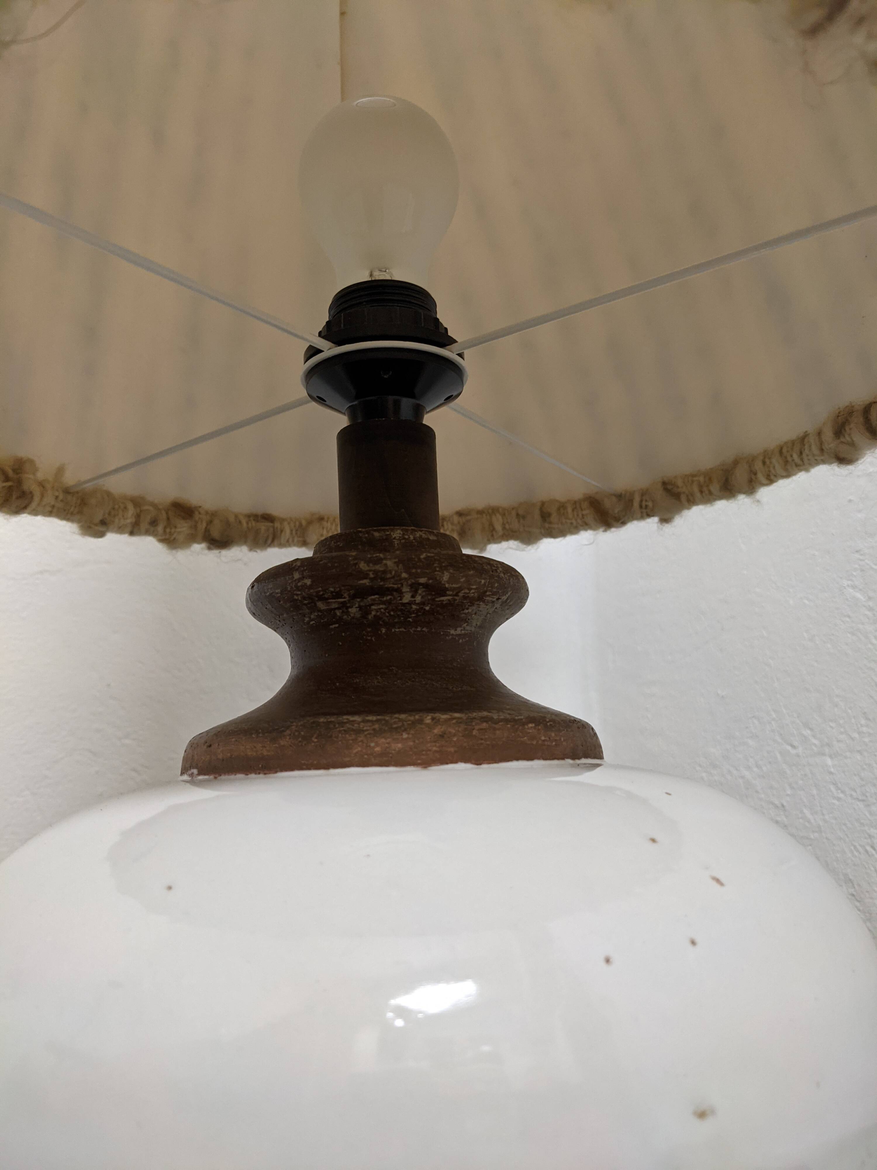 Lampe de sol en grès émaillé blanc et abat-jour en laine, années 60-70