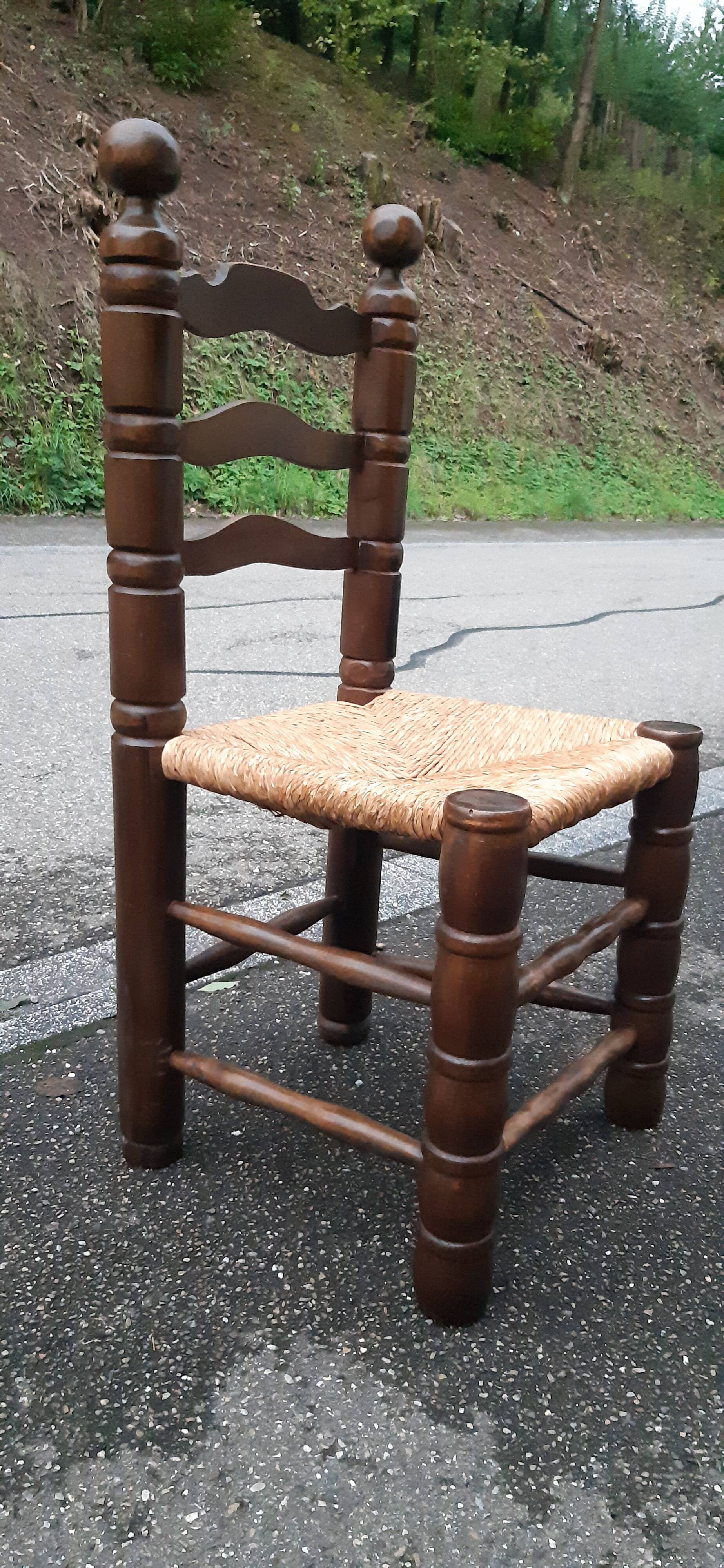 4 chaises brutalistes en bois tourné et paille