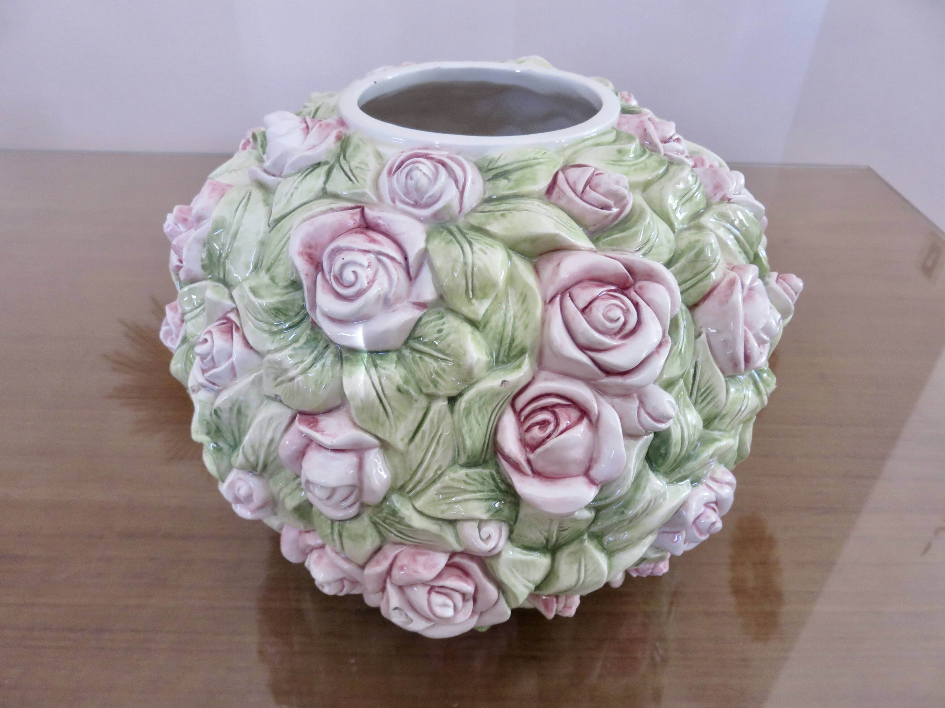Vase en barbotine, décor floral