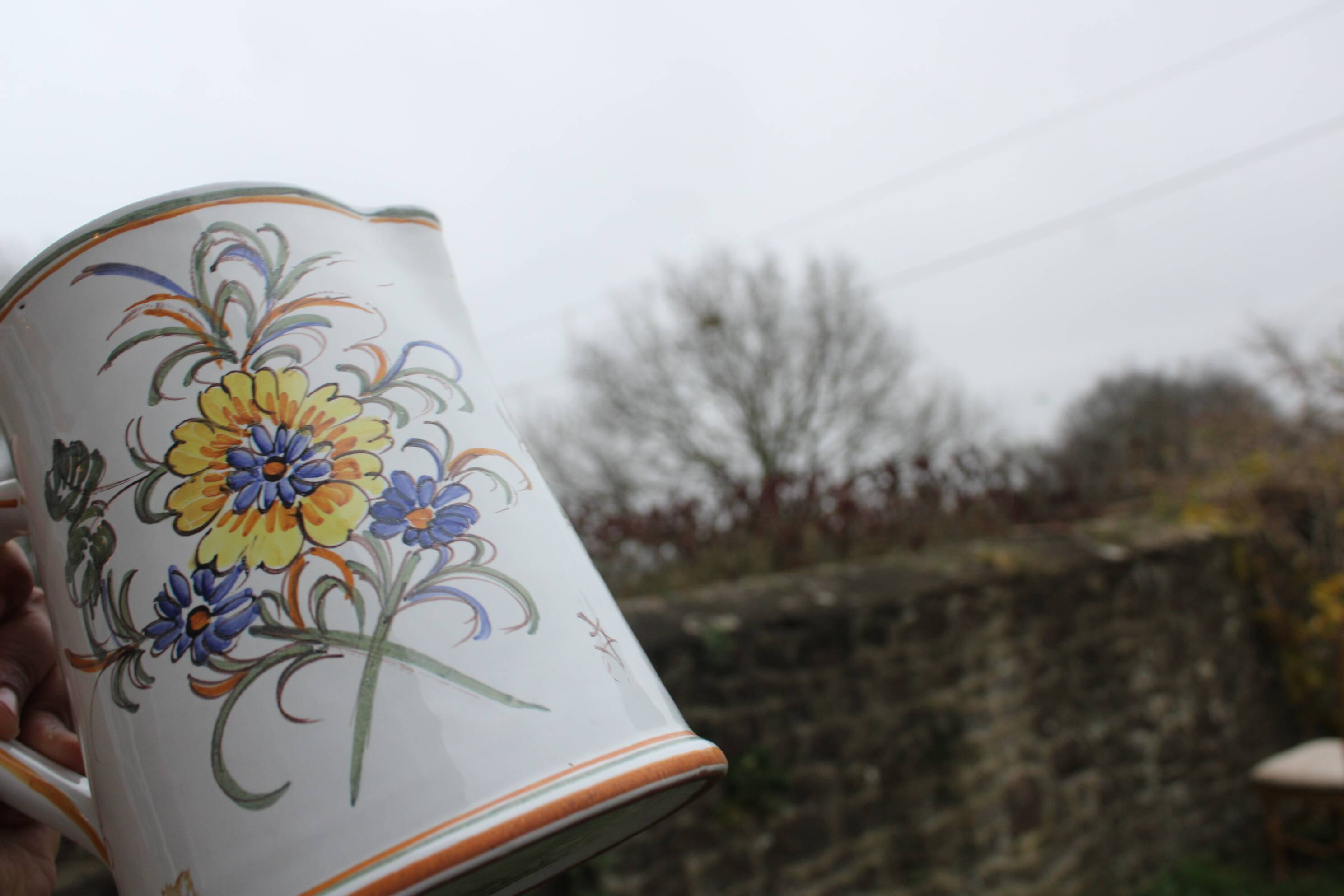 Pichet en faïence décorée – signé Duncan Marais