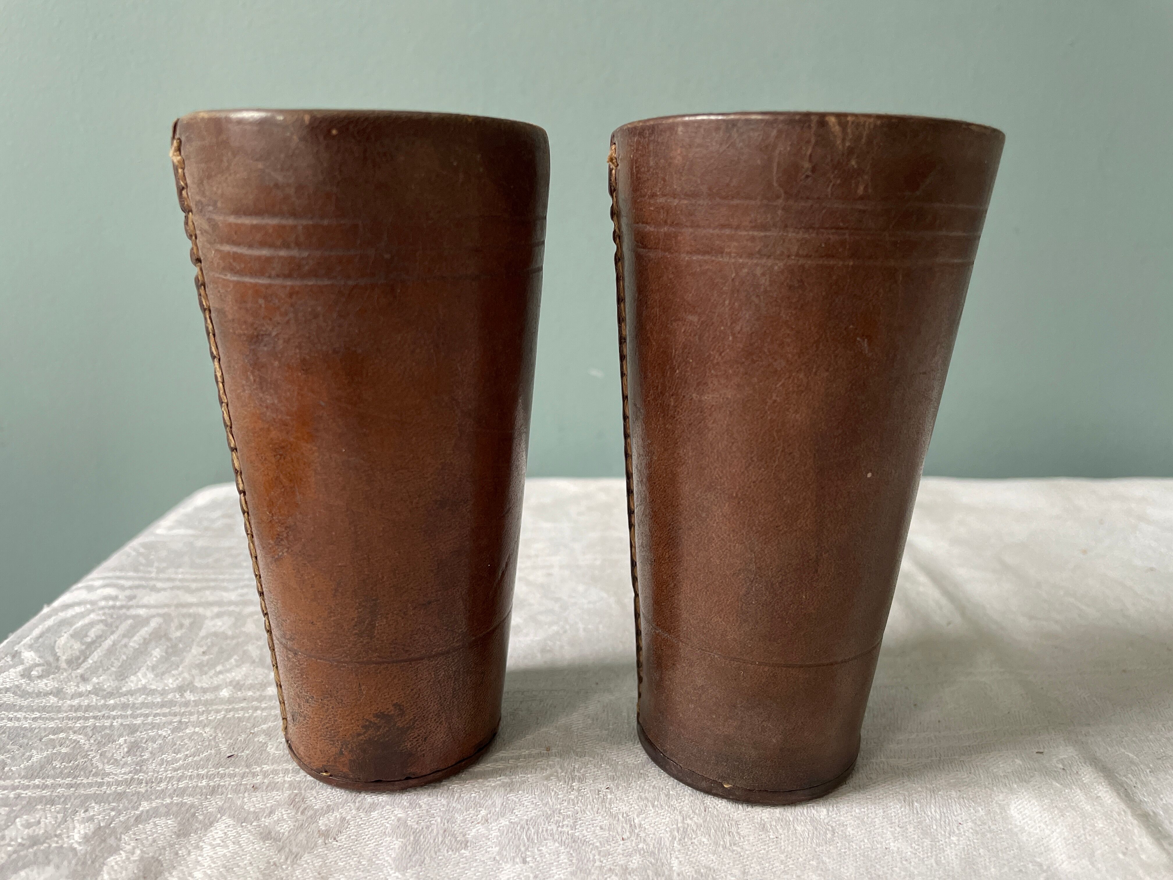 Paire de gobelets à dés en cuir, début XXème