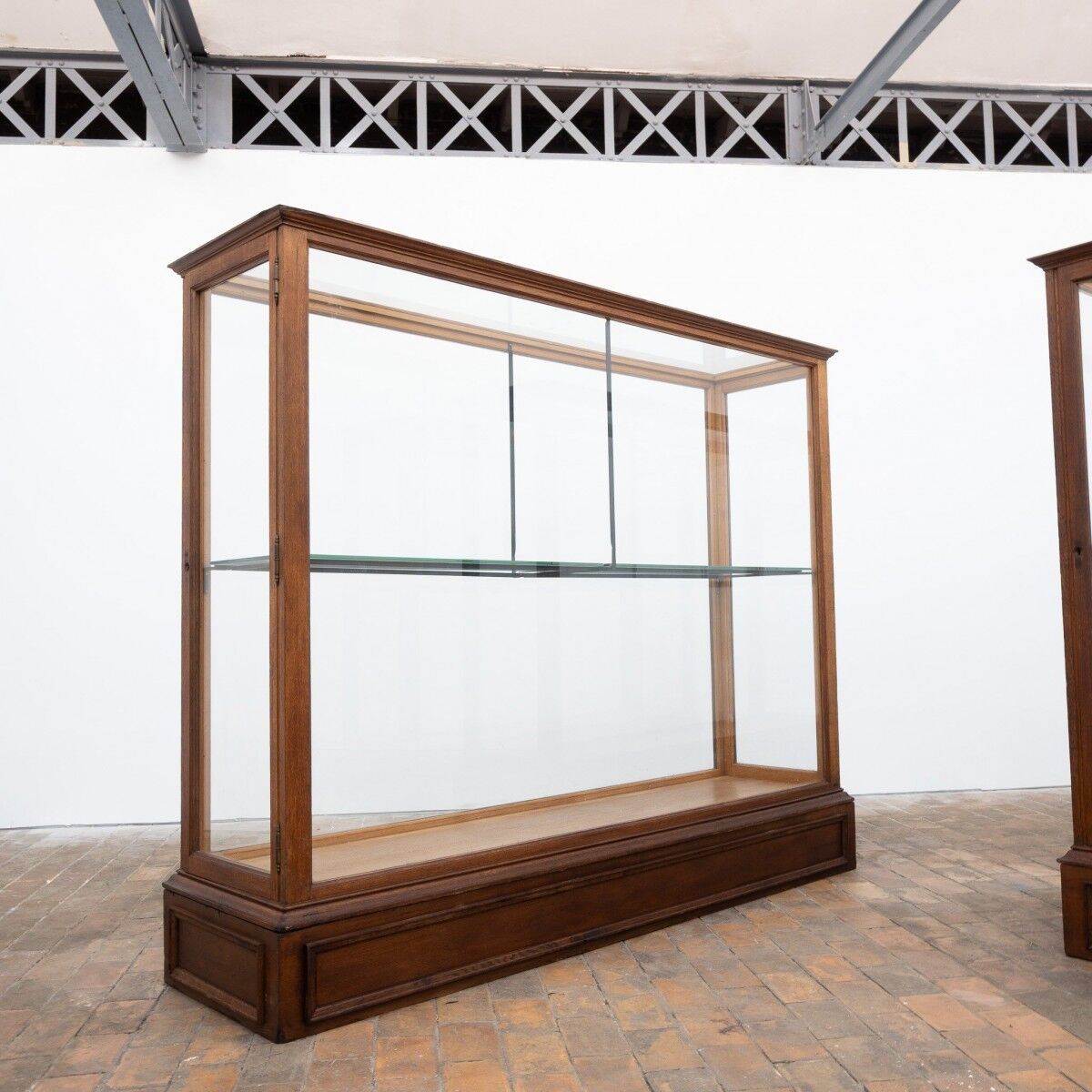 Central museum display cases in oak – Early 20th century