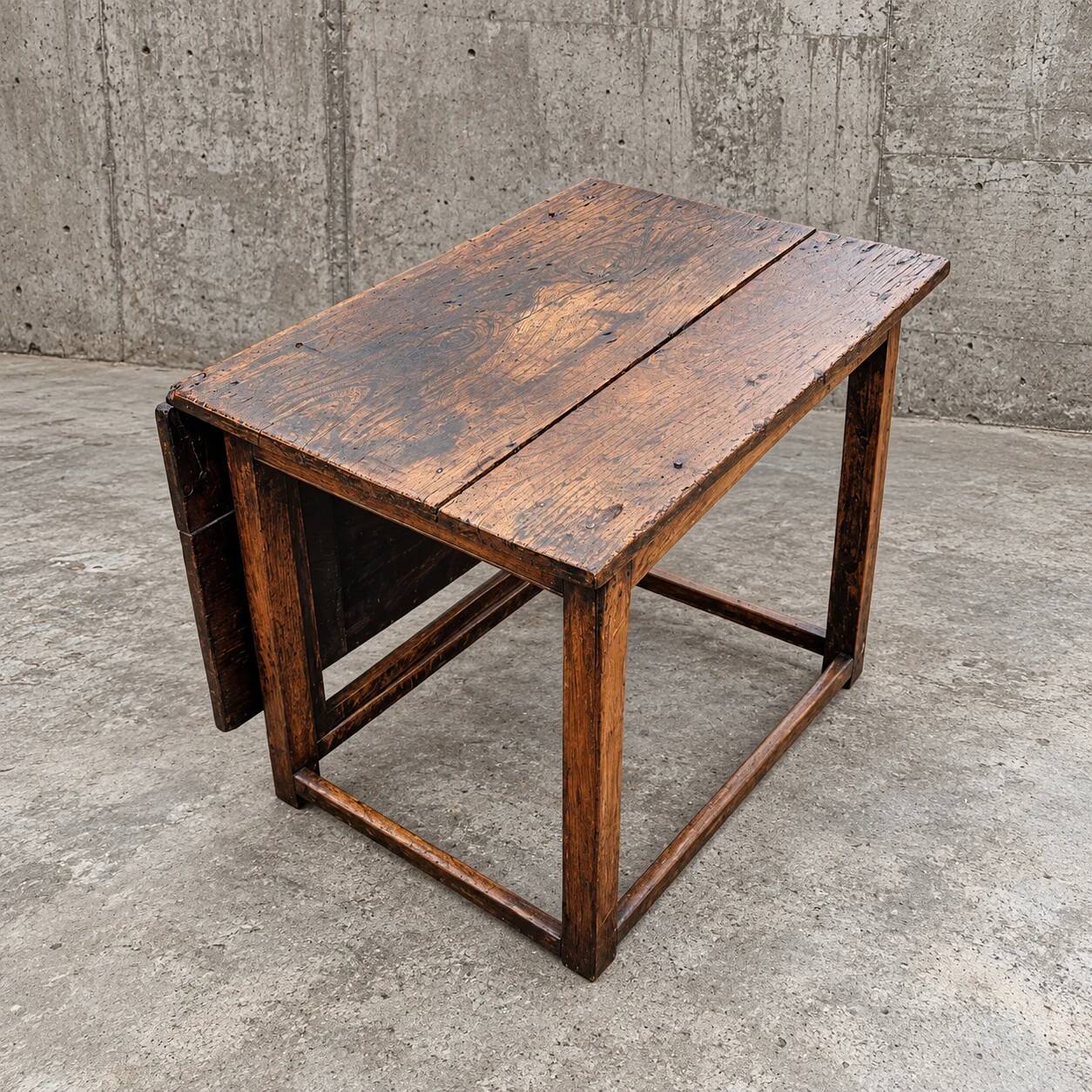 Drop leaf / gate leg side table / 1930s