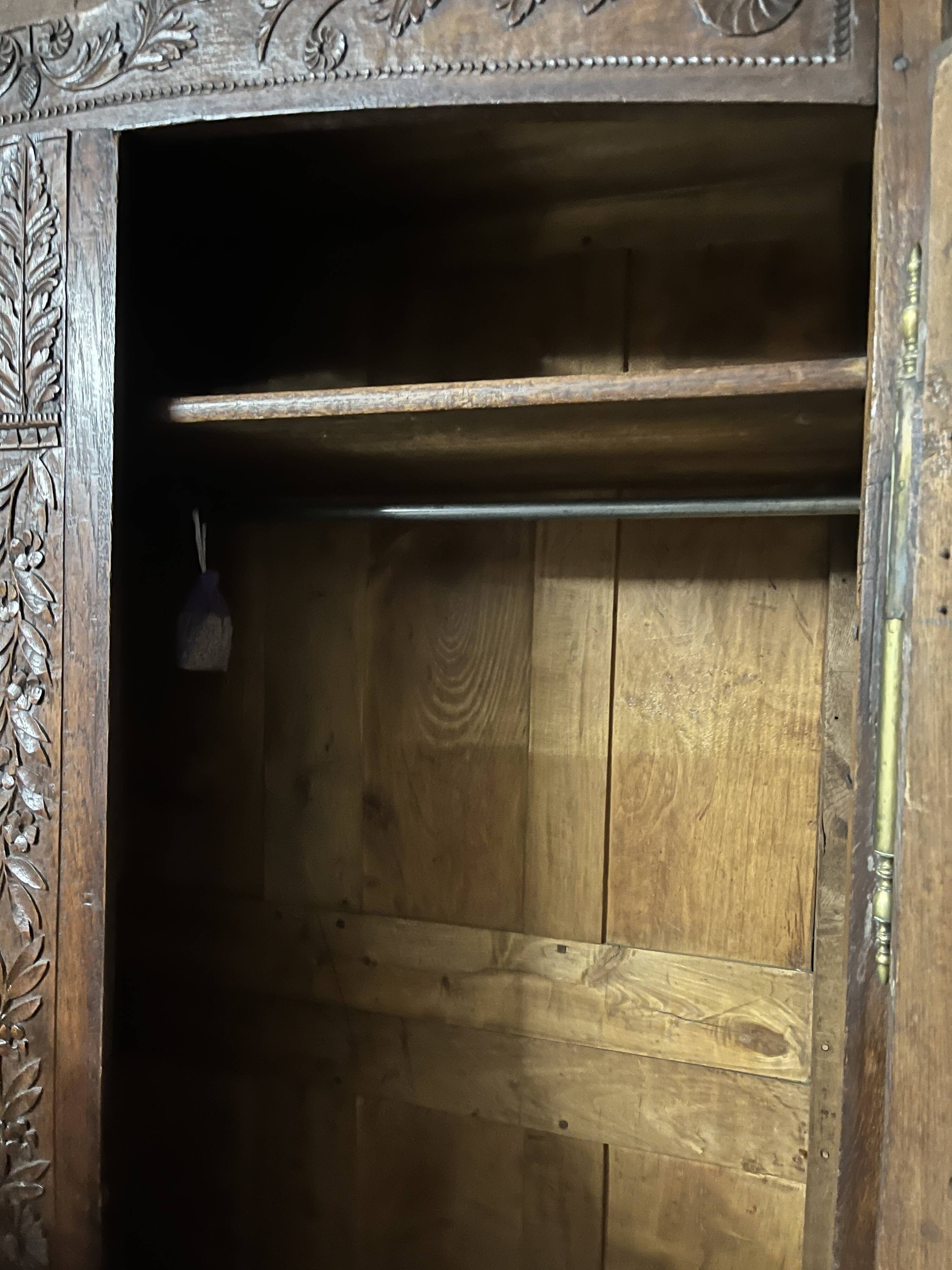 Armoire ancienne à deux portes en bois foncé sculpté à la main, avec poignées en laiton, style Louis XVI