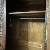 Armoire ancienne à deux portes en bois foncé sculpté à la main, avec poignées en laiton, style Louis XVI