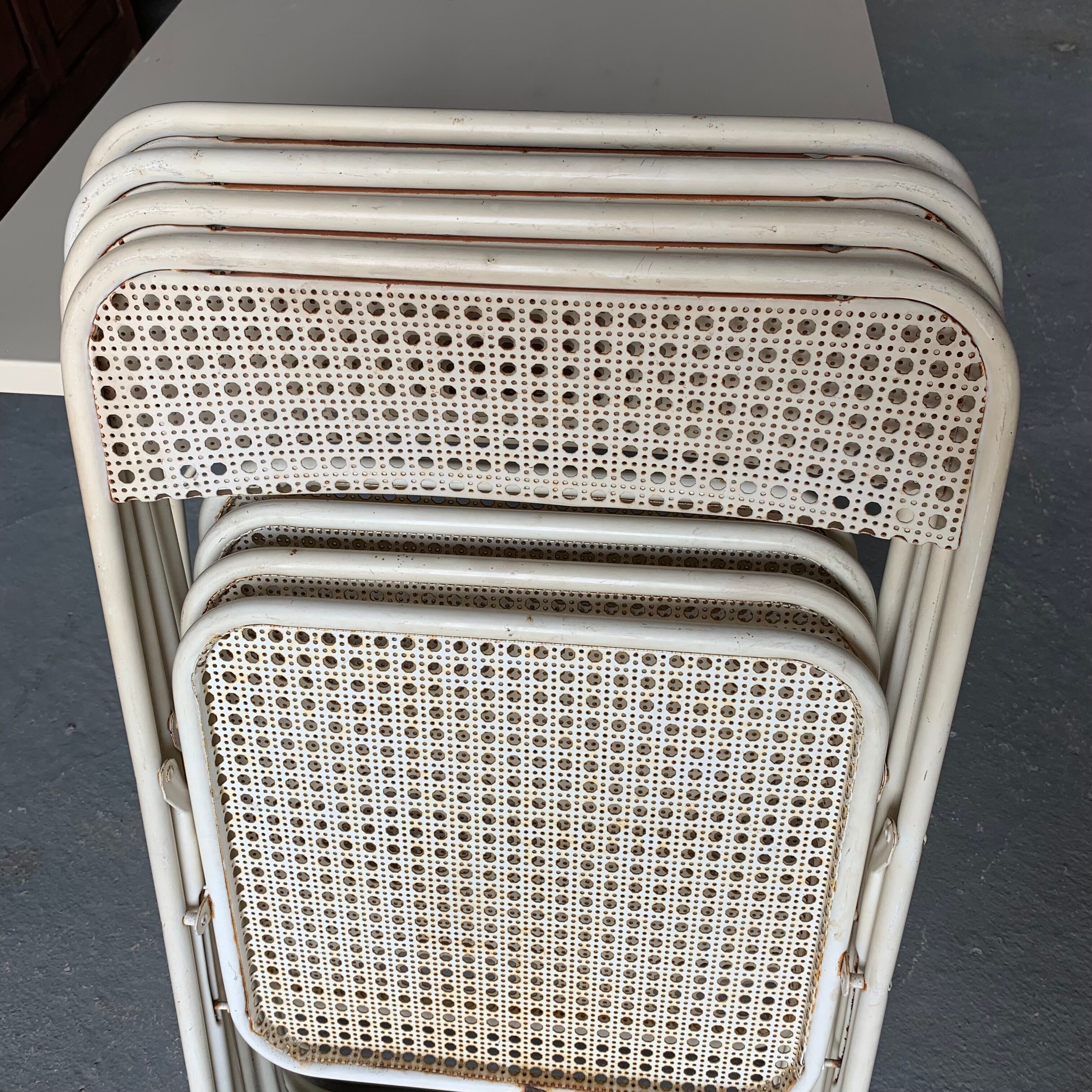 Set folding table and its 4 folding chairs perforated metal cream color - 70s