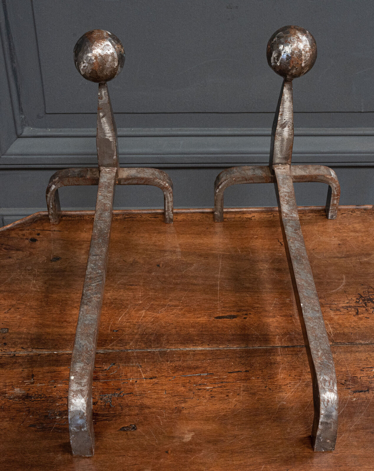 Pair of 1930 modernist chenets decorated with a ball