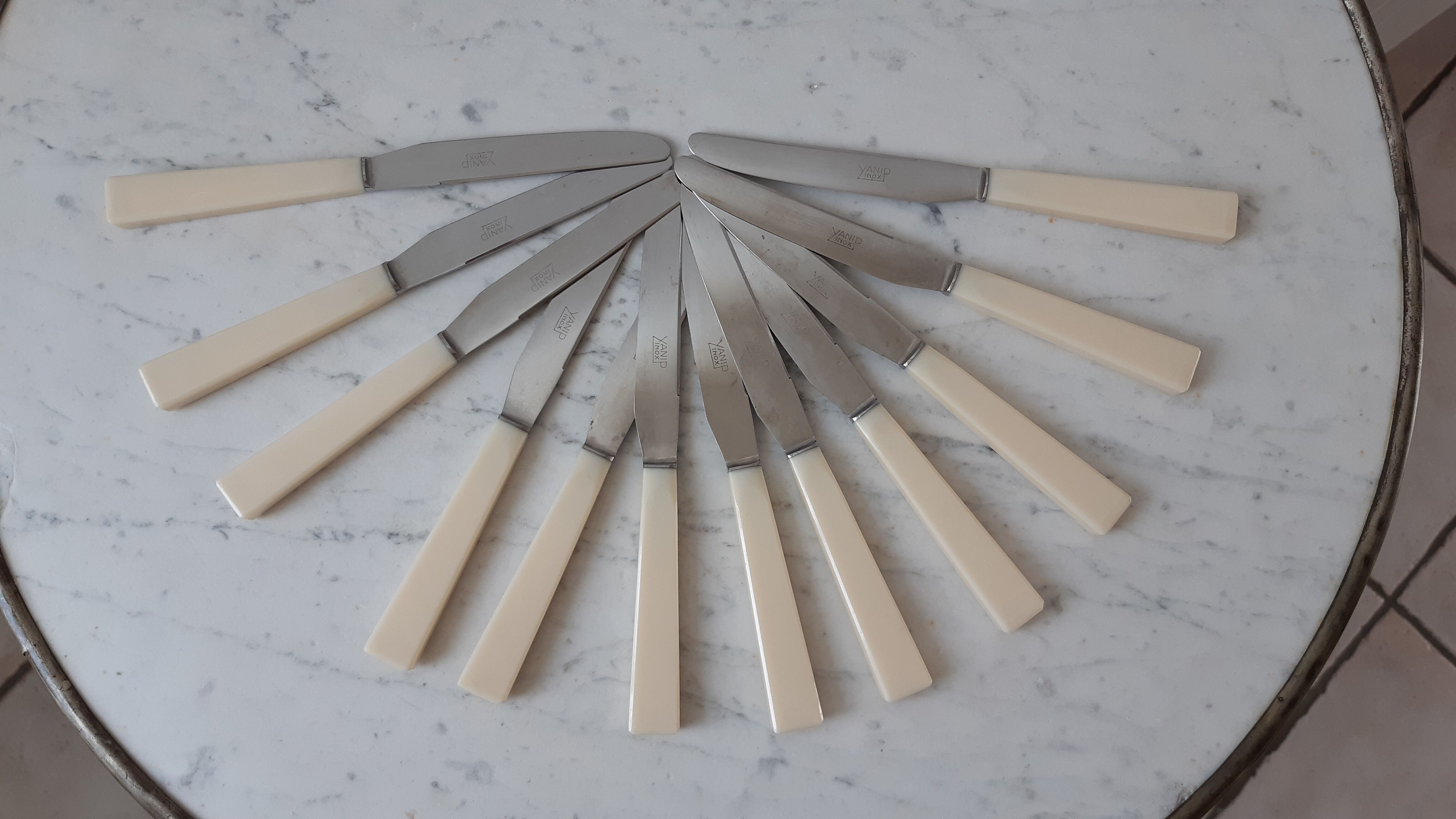 Set of 12 knives in stainless steel and bakelite "Yanid" years 60-70