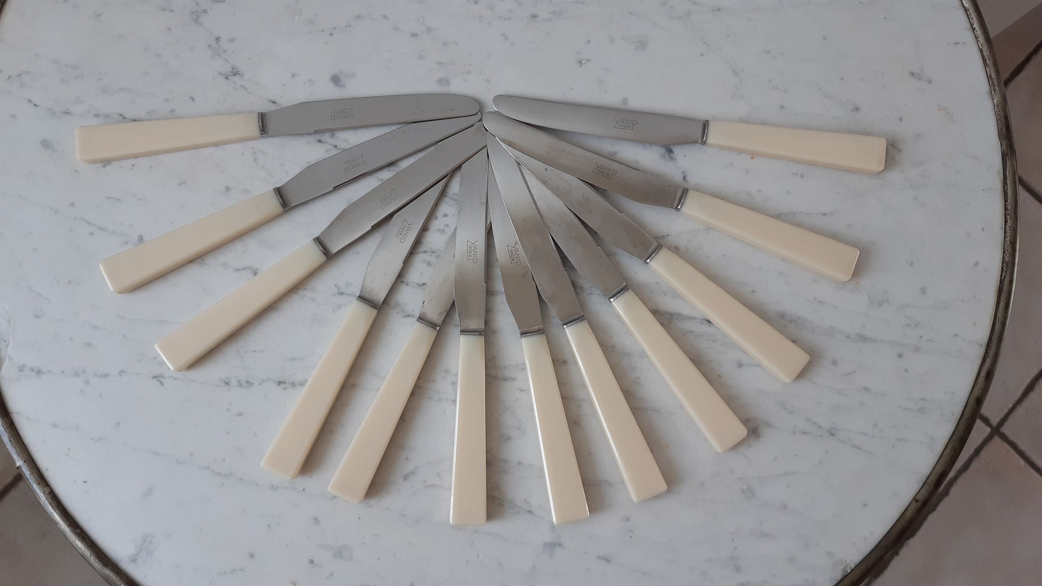 Set of 12 knives in stainless steel and bakelite "Yanid" years 60-70