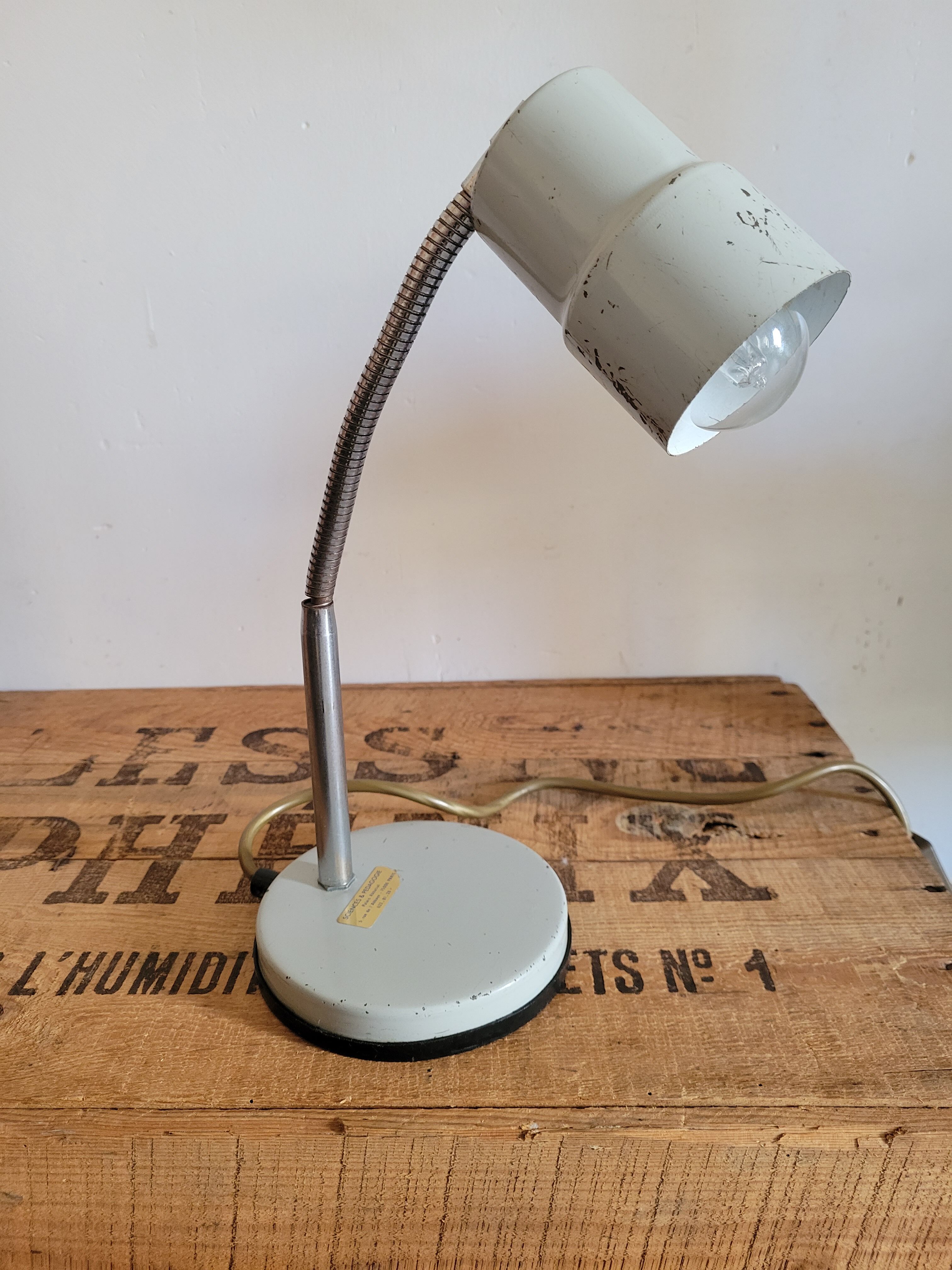 Flexible laboratory lamp