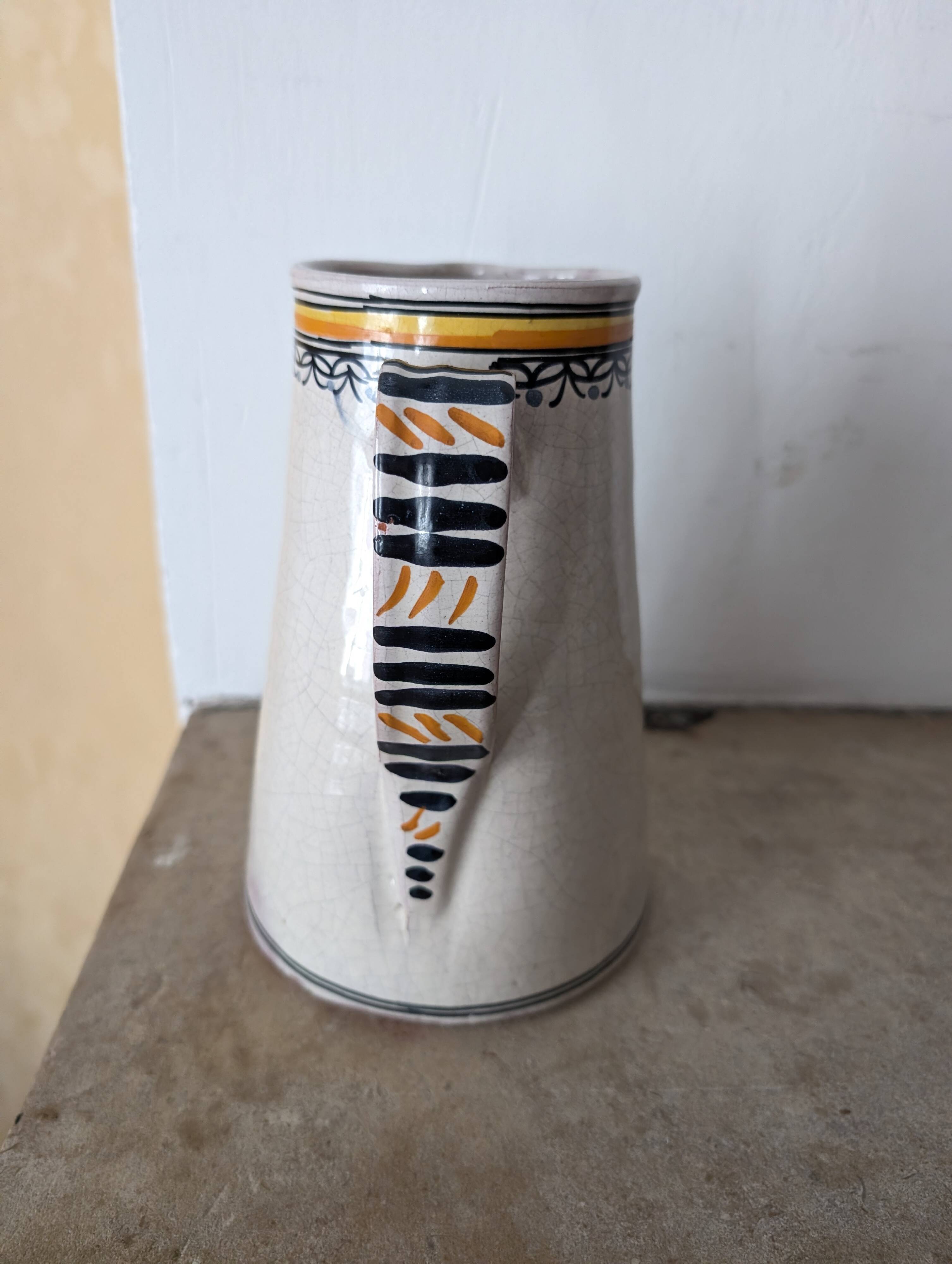 Ancien pichet en faïence peint à la main – Décor champêtre (20,5 cm)