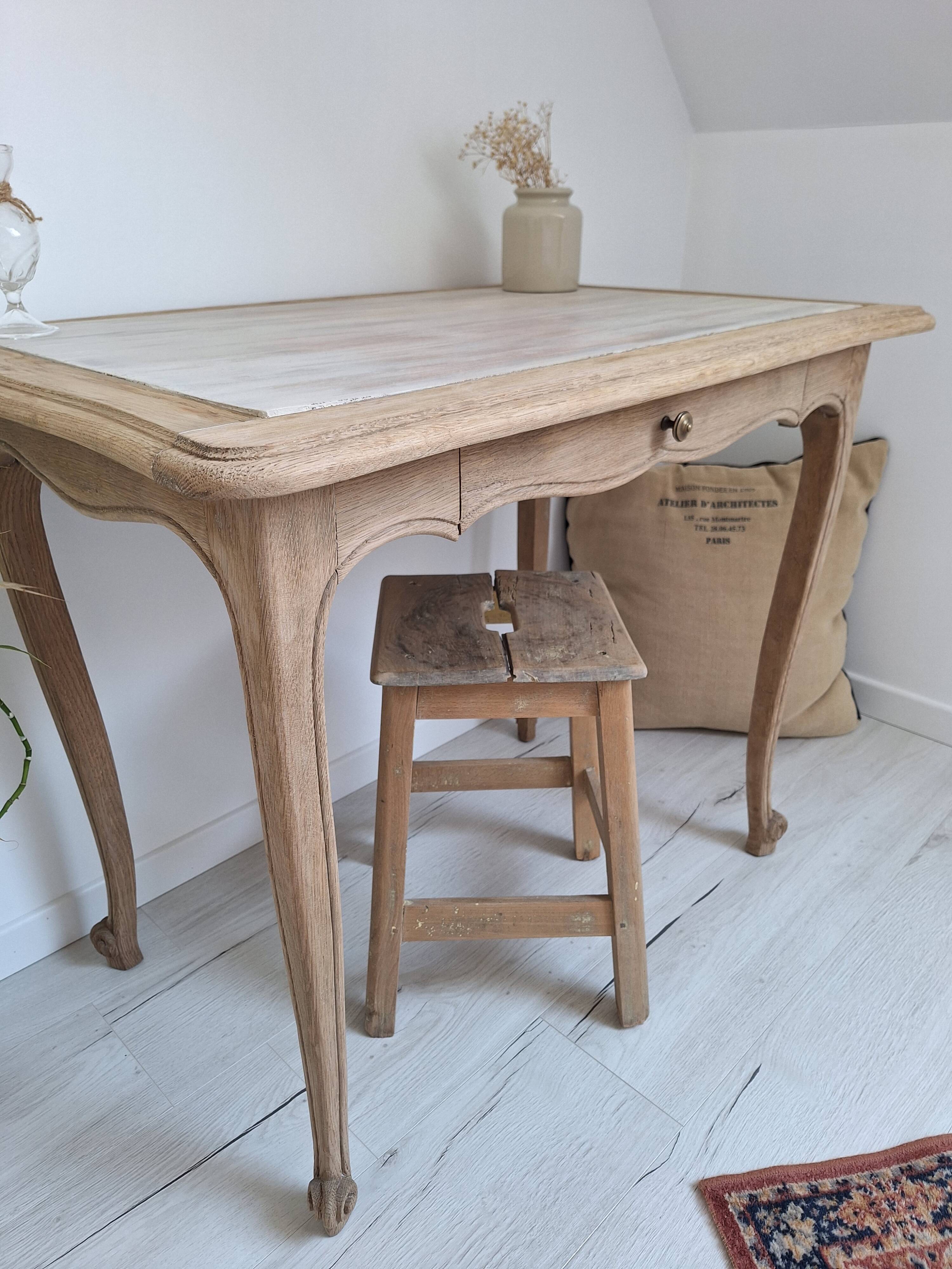 Bureau ancien de style Louis XV esprit campagne chic