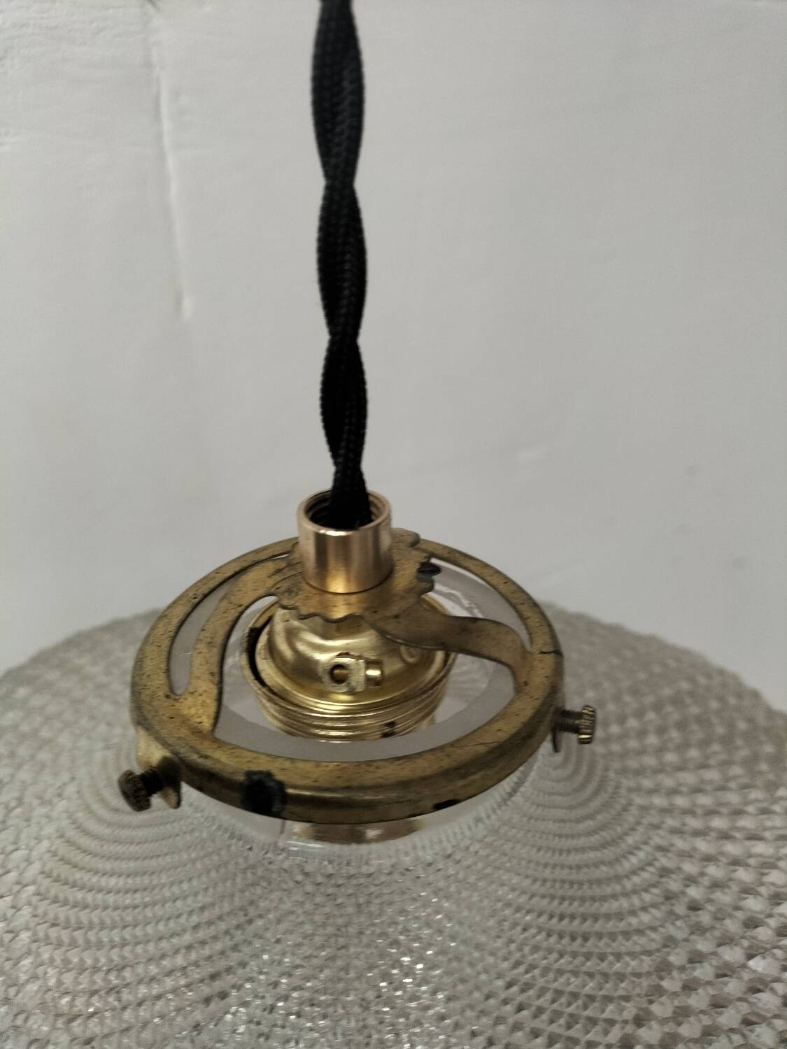 Holophane glass suspension