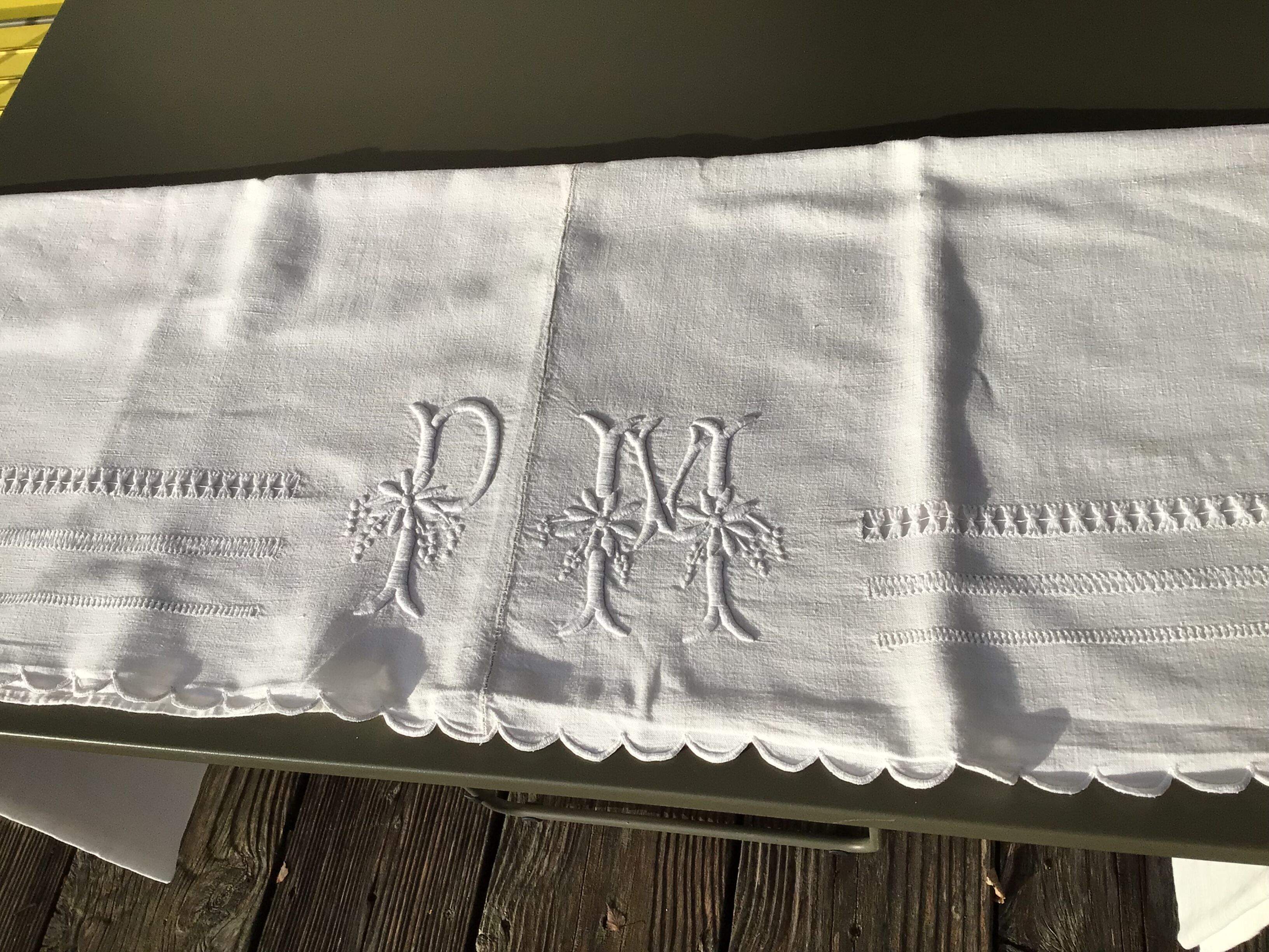 Embroidered sheet PM scalloped edge triple day central seam