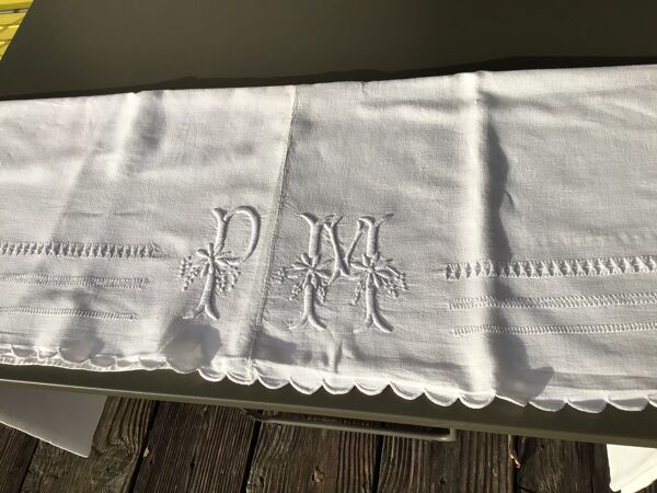 Drap brodé PM bord festonné triple jour couture centrale