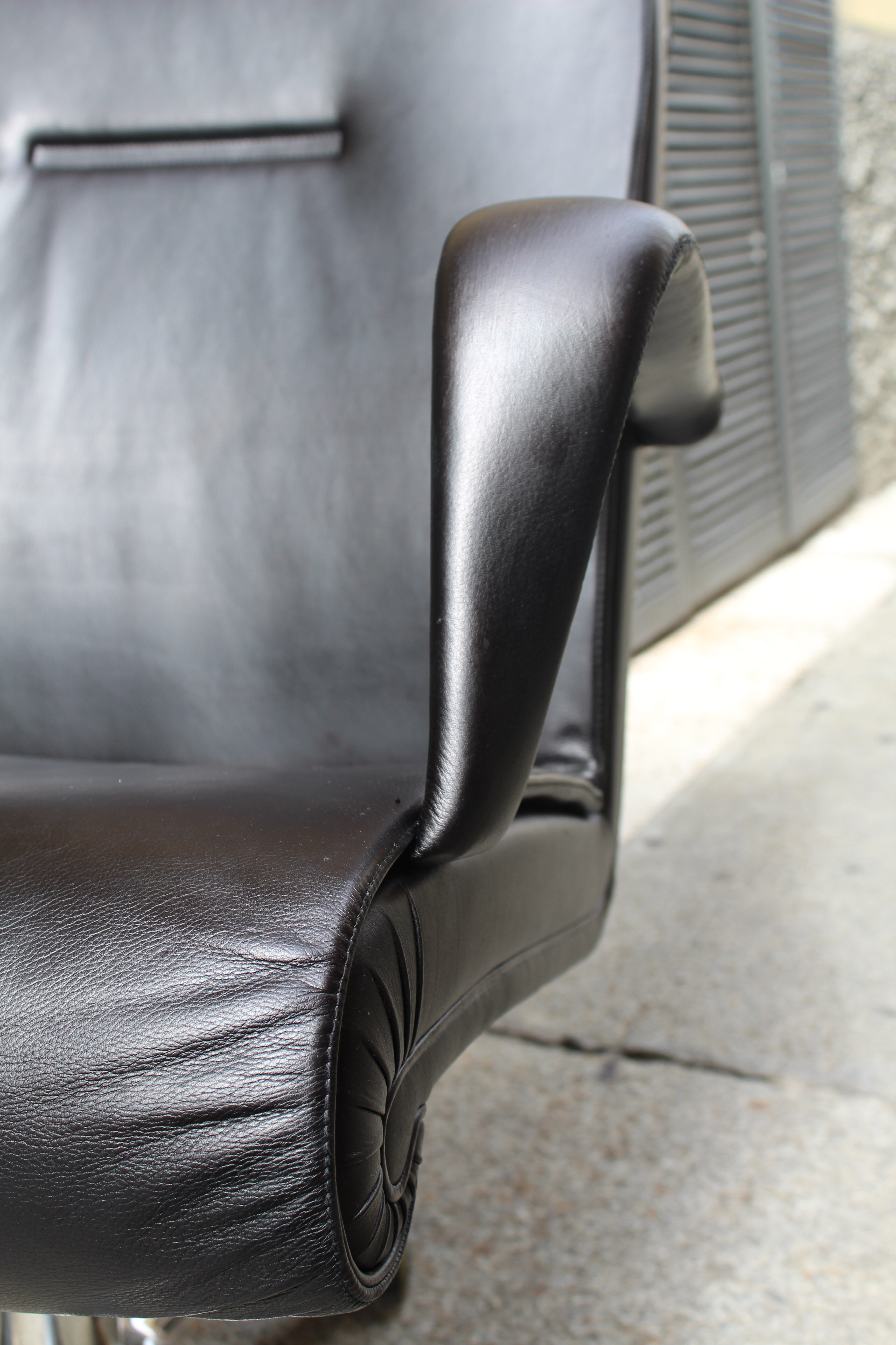 Vintage executive desk chair from Poltona Frau