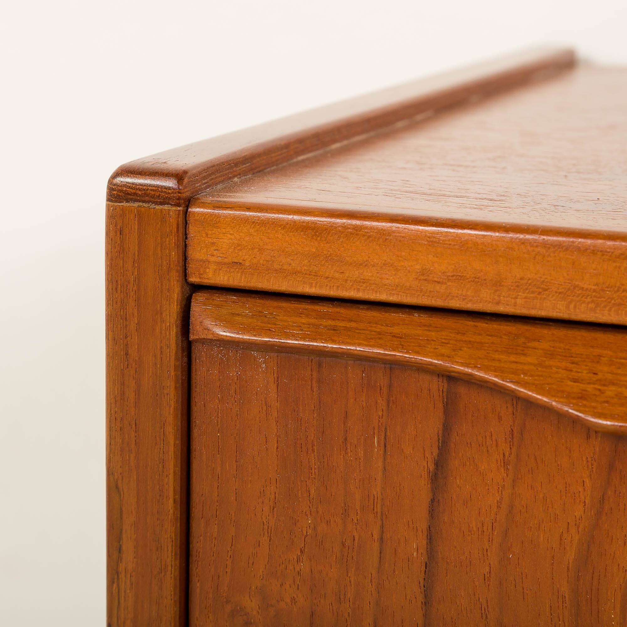 Meuble d'entrée en teck danois avec commode et miroir, années 1960.