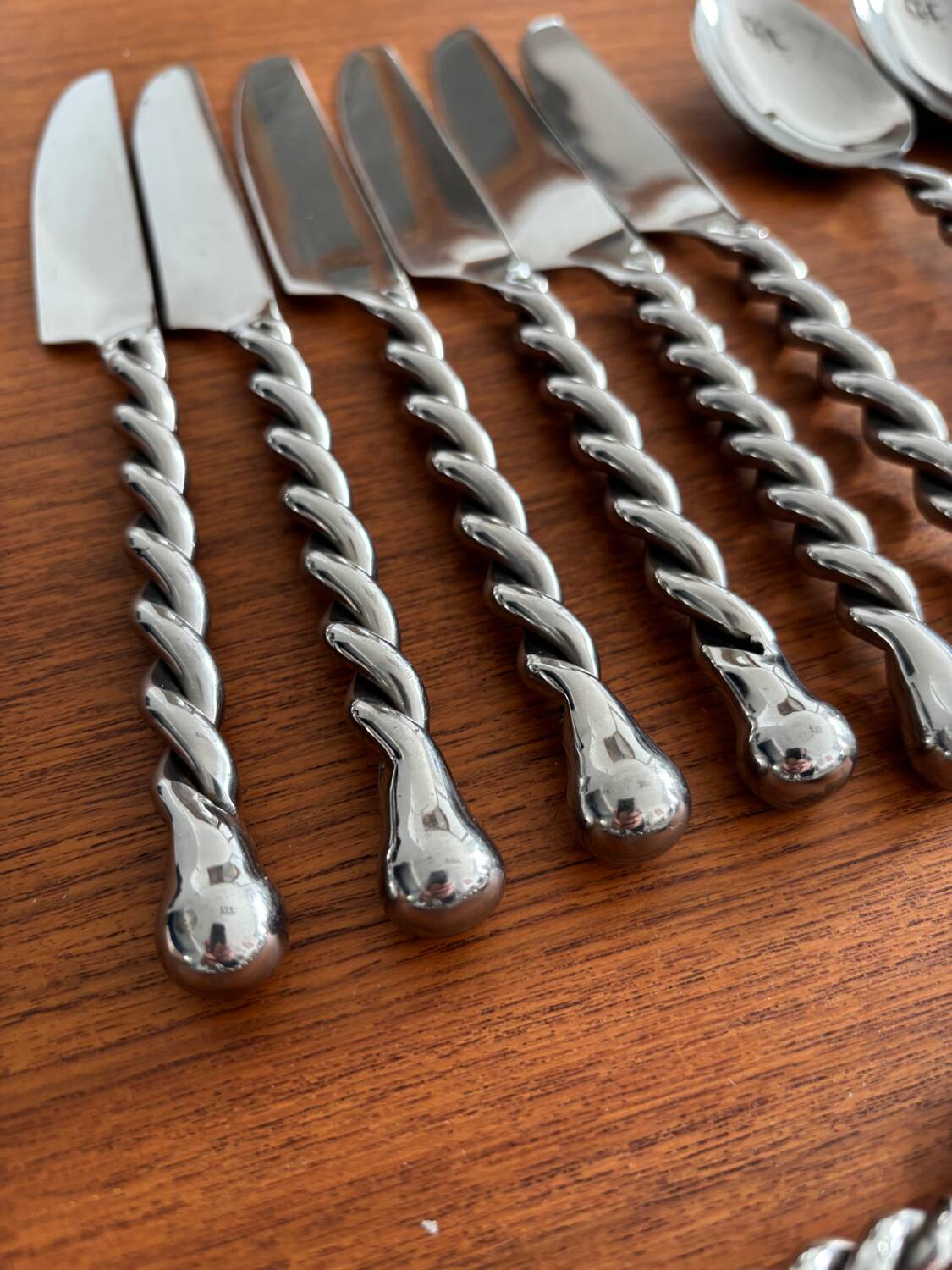 Stainless steel cutlery set with twisted handles – Design cutlery set