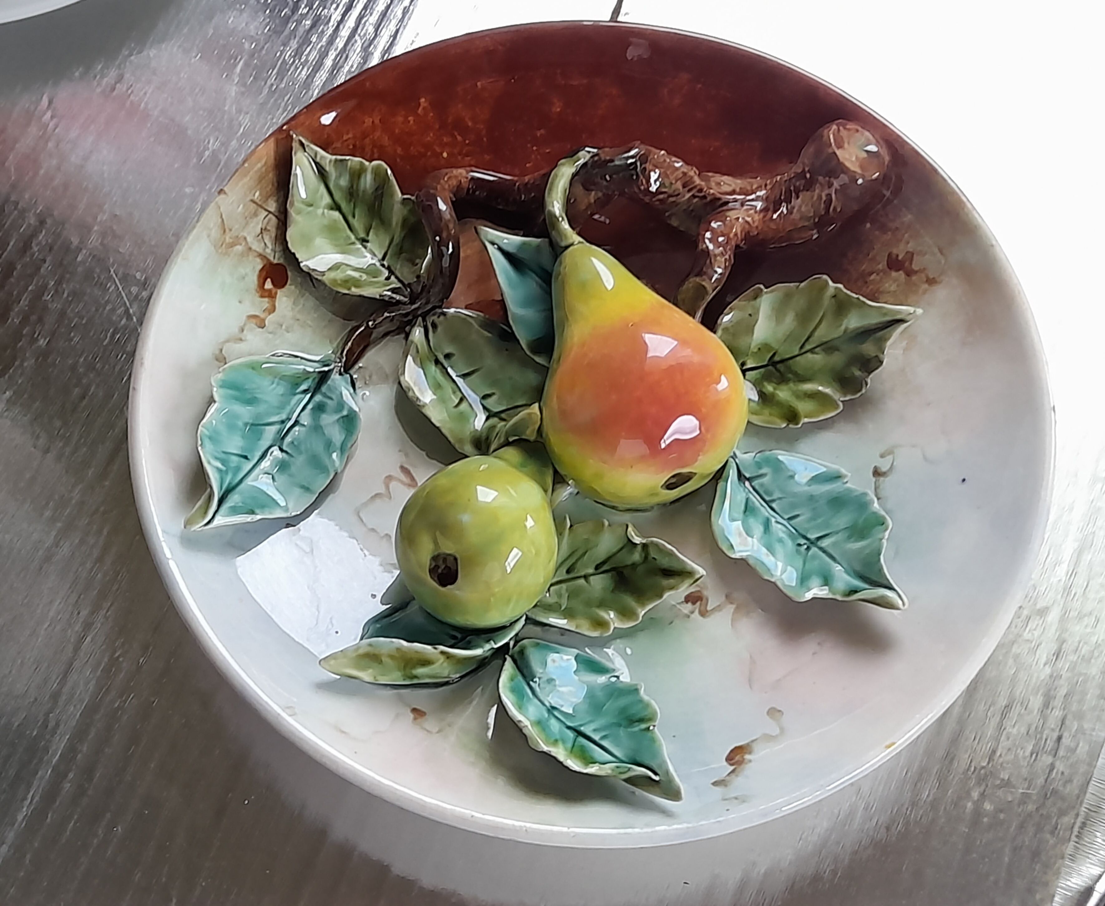 Plate slurry decoration of pears