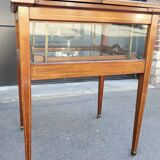 Table vitrine ancienne en bois et verre – style élégant