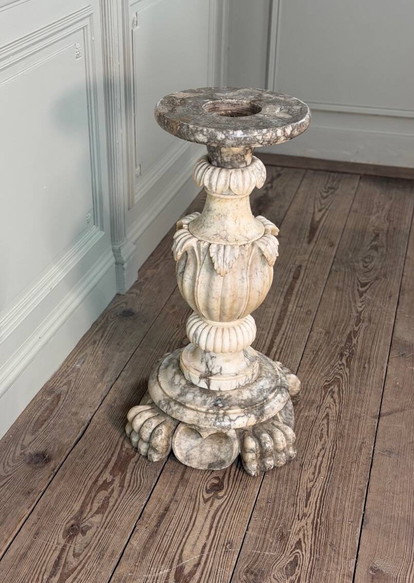 Socle en albâtre sculpté, Italie vers 1880