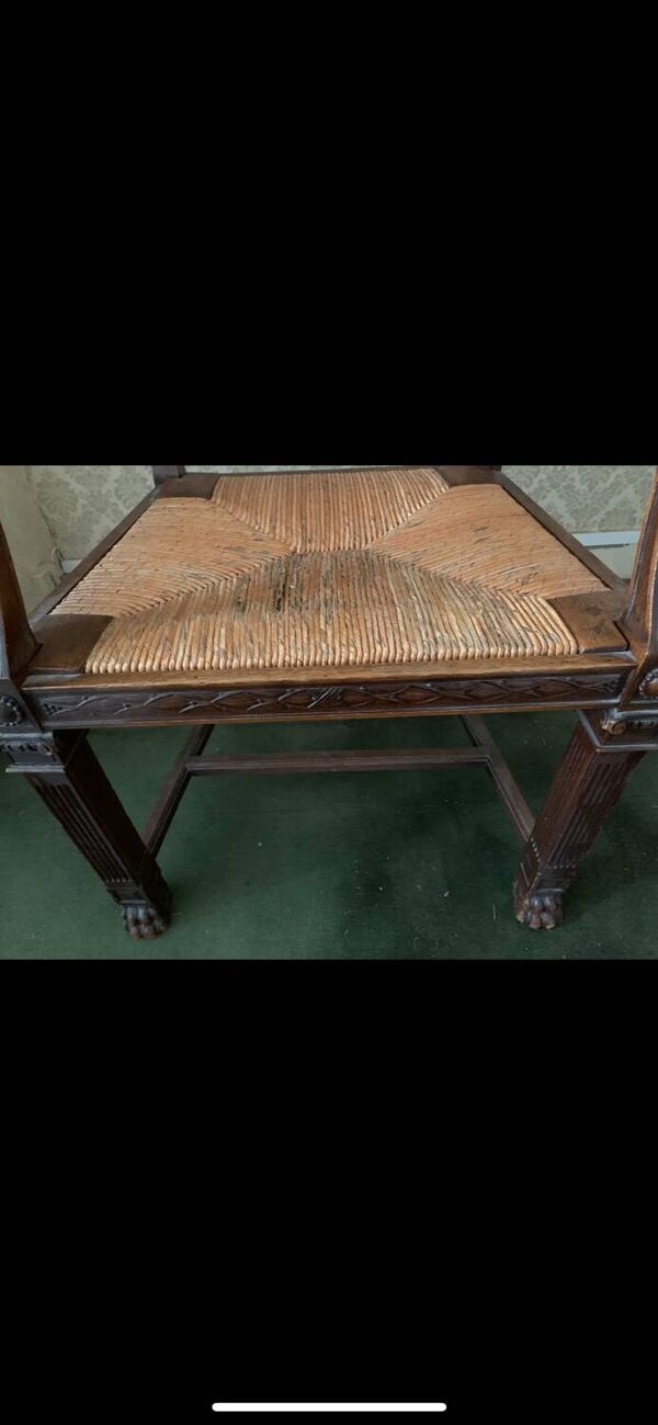 Fauteuil ancien en bois sculpté et assise en paille
